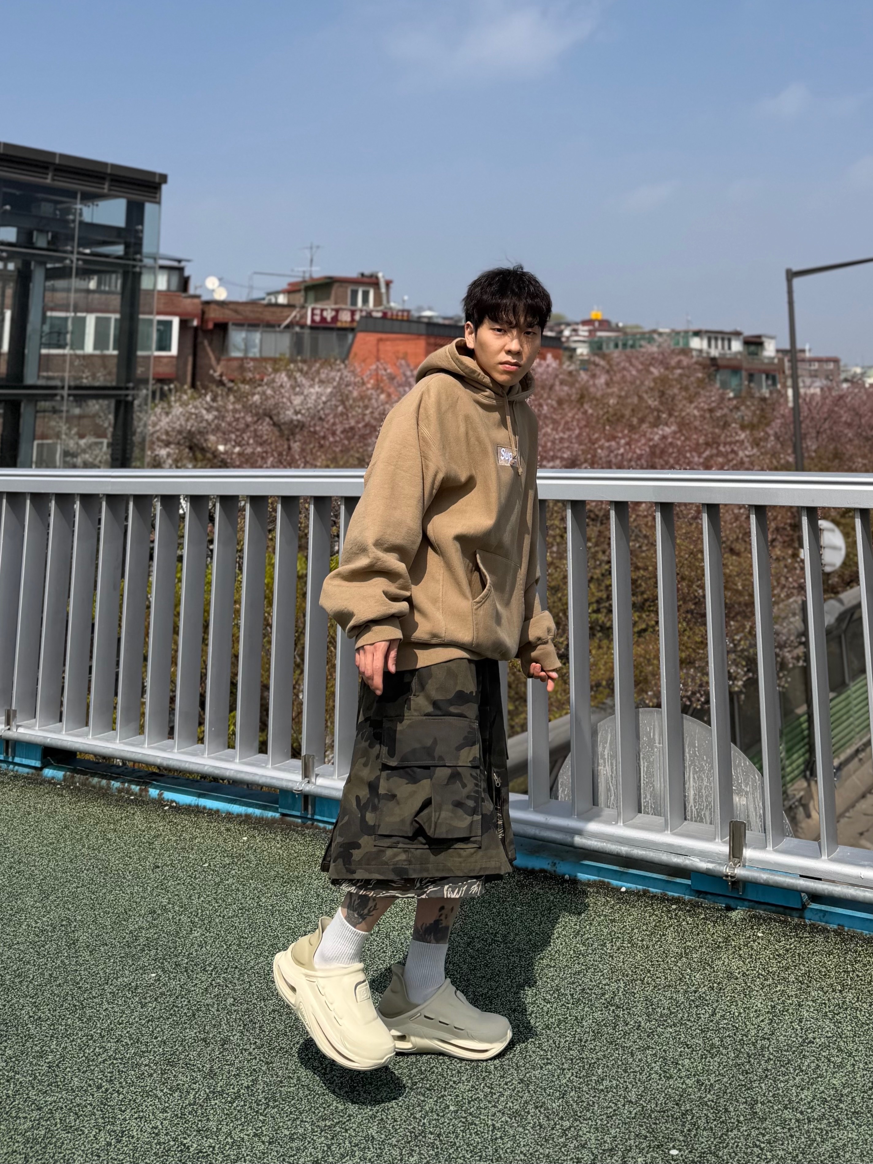 Supreme Box Logo Hooded Sweatshirt Dark Sand - 23FW 착용 스타일 - 3