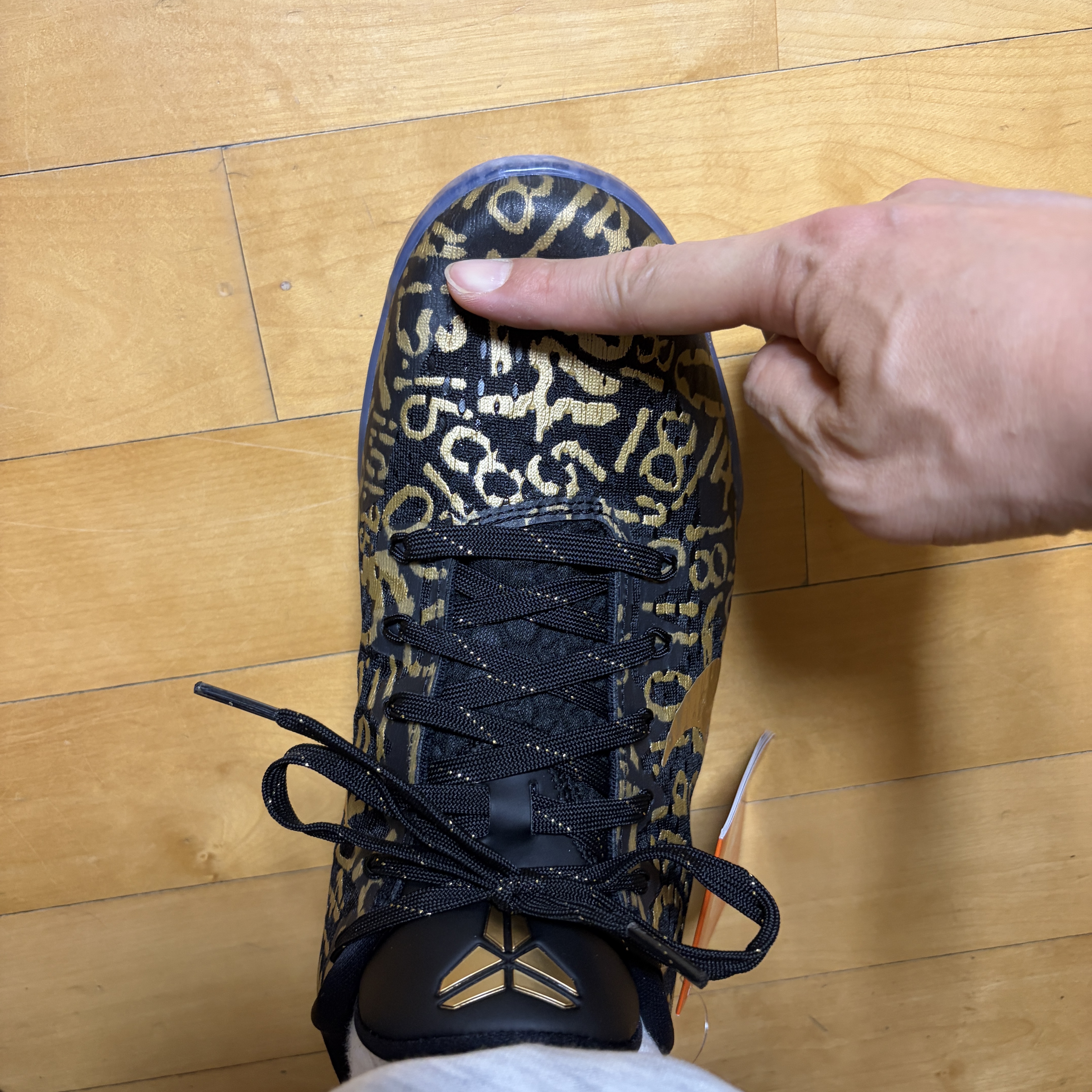 Nike Kobe 11 Protro Black and Metallic Gold 착용 스타일 - 9