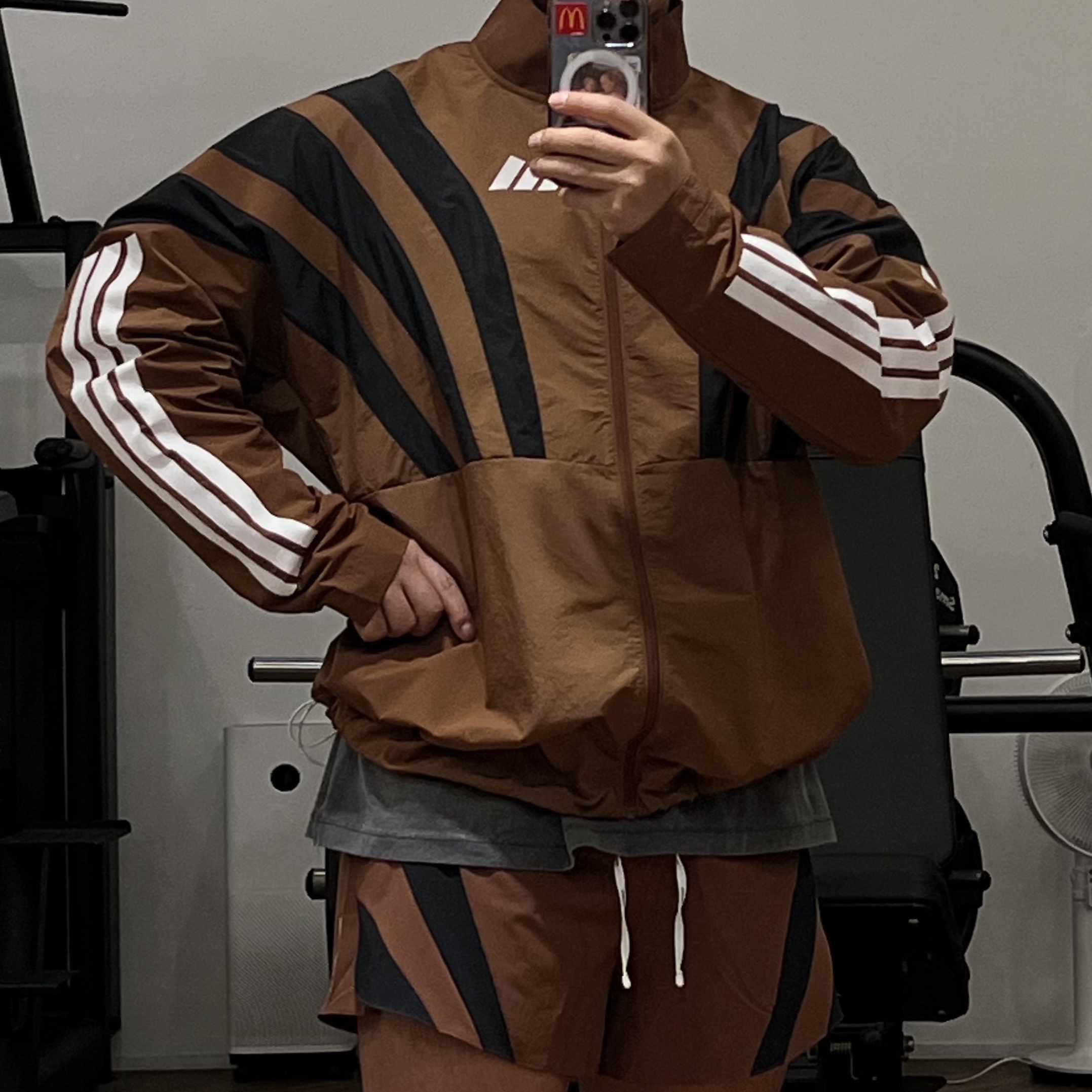 Adidas x Pharrell Williams Humanrace Adizero Archive Running Jacket Preloved Brown - KR Sizing, Adidas x Pharrell Williams Humanrace Adizero Archive Running 3Inch Shorts Preloved Brown - KR Sizing 착용 스타일 - 2
