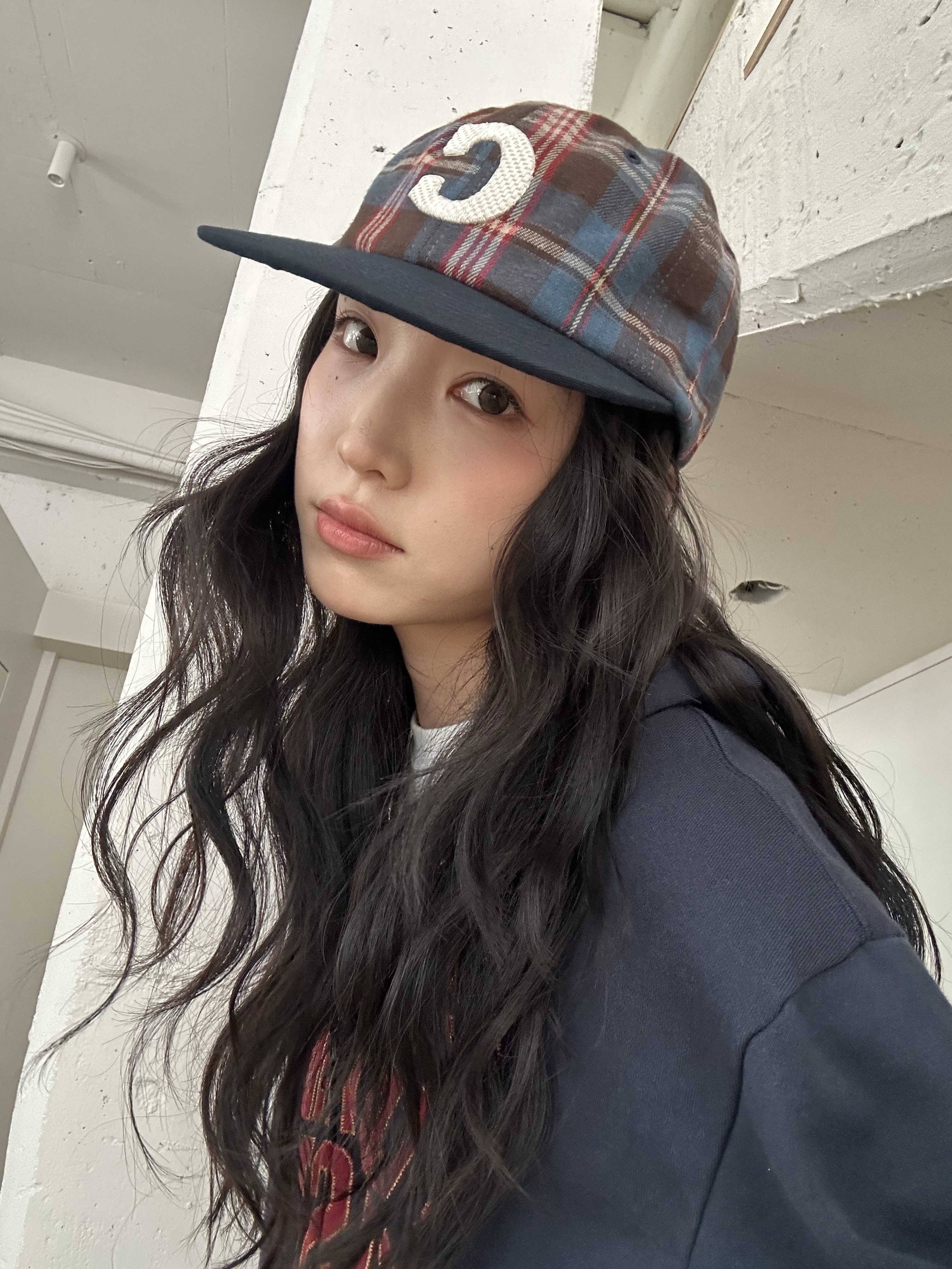 Allincomplete C Logo Check Cap Brown Check, Allincomplete C Logo Check Cap Blue Check 착용 스타일