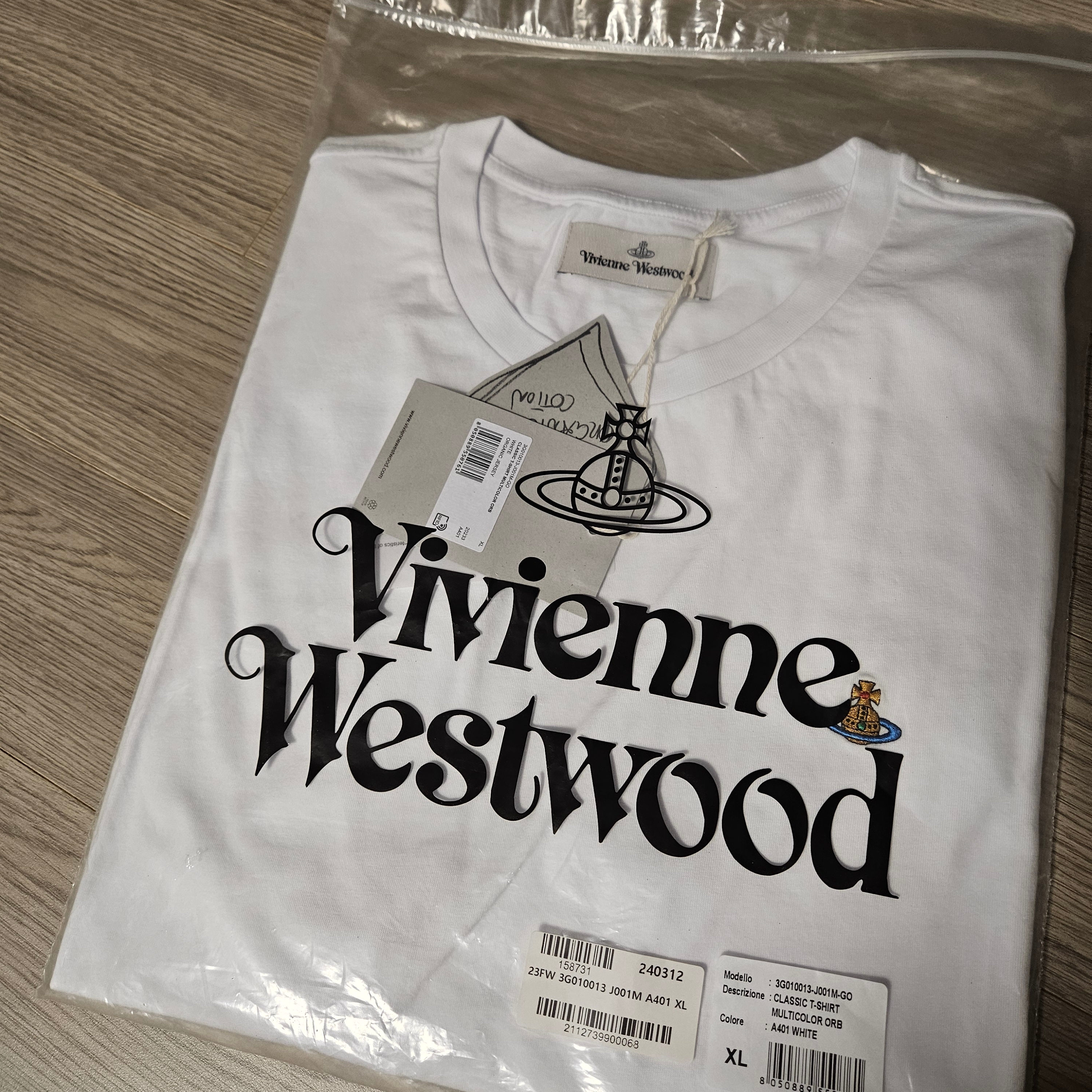 Vivienne Westwood Classic Logo T-Shirt White 착용 스타일