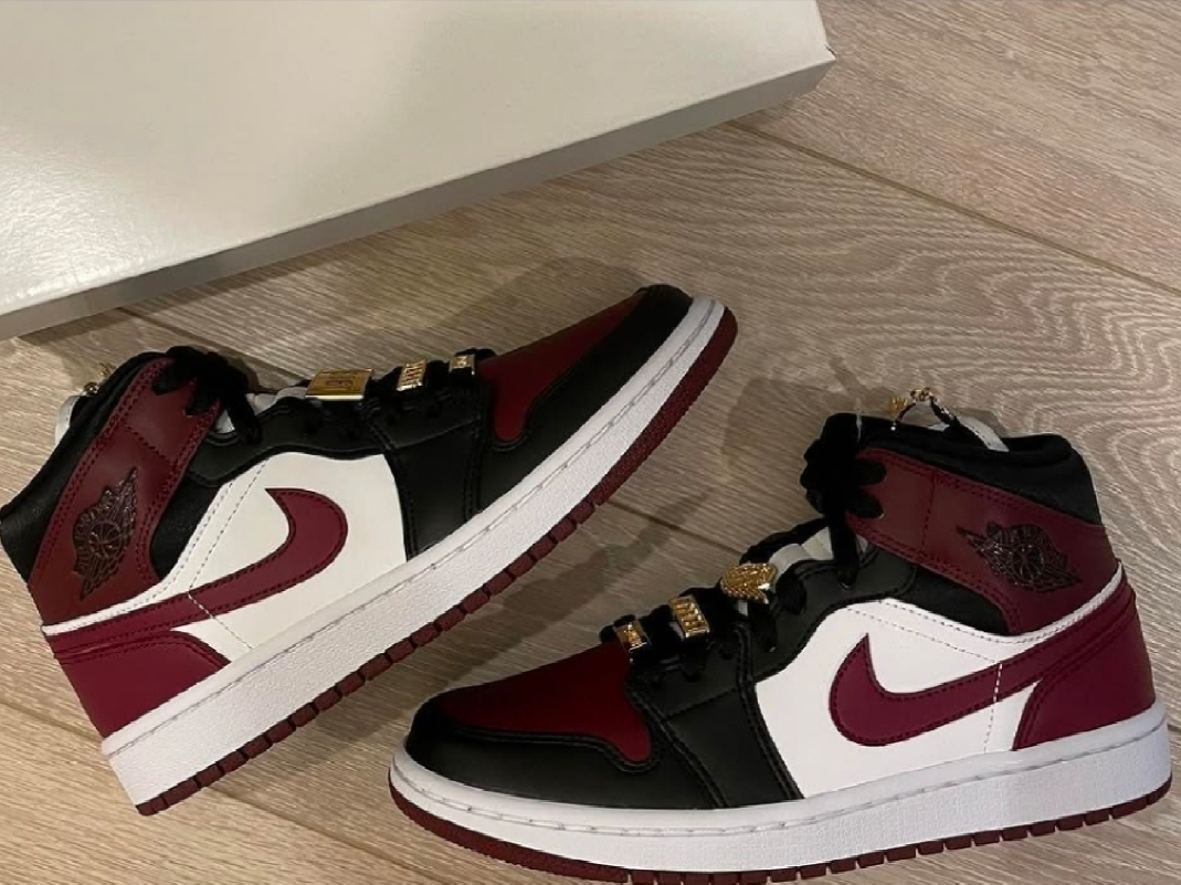(W) Jordan 1 Mid SE Dark Beetroot 착용 스타일