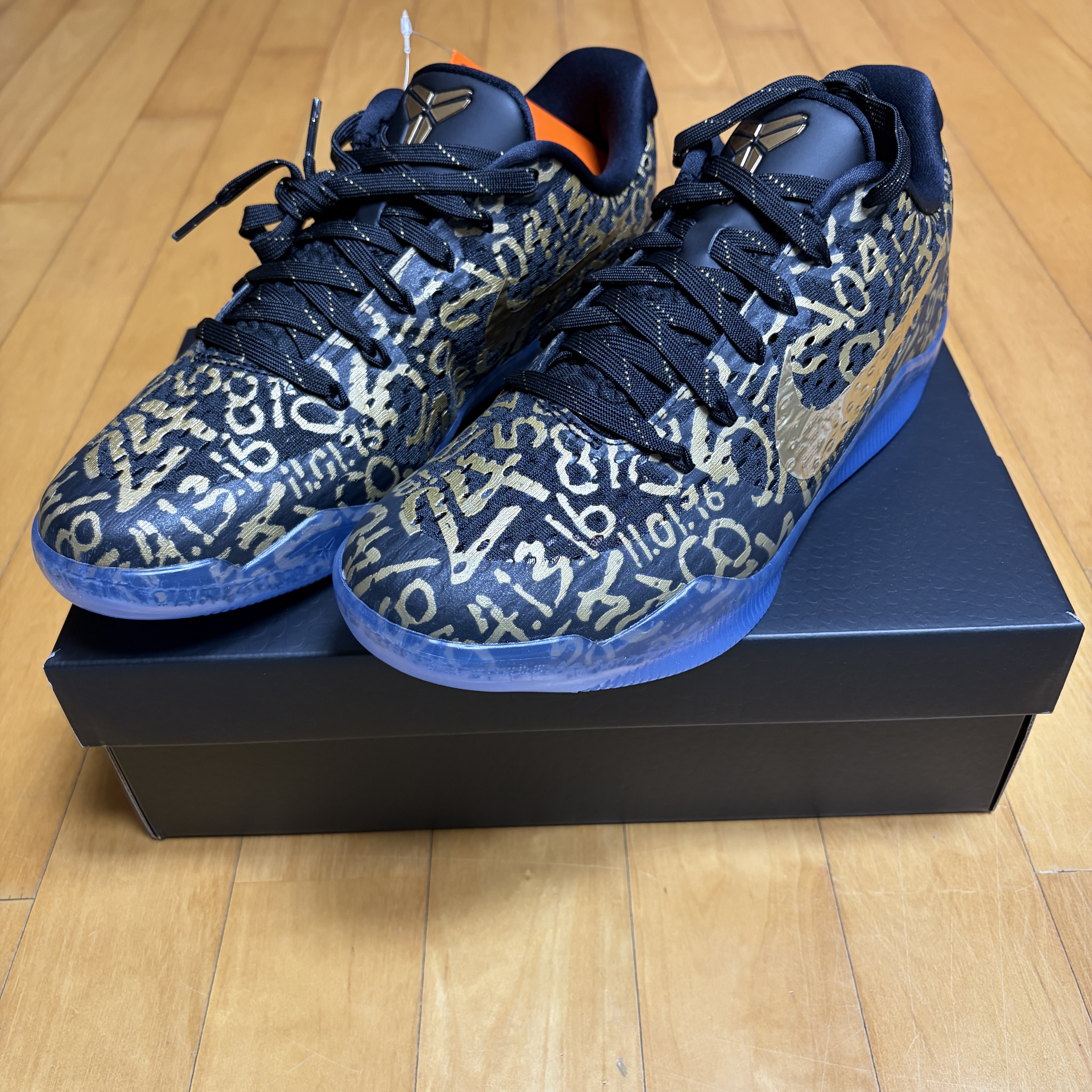 Nike Kobe 11 Protro Black and Metallic Gold 착용 스타일 - 1