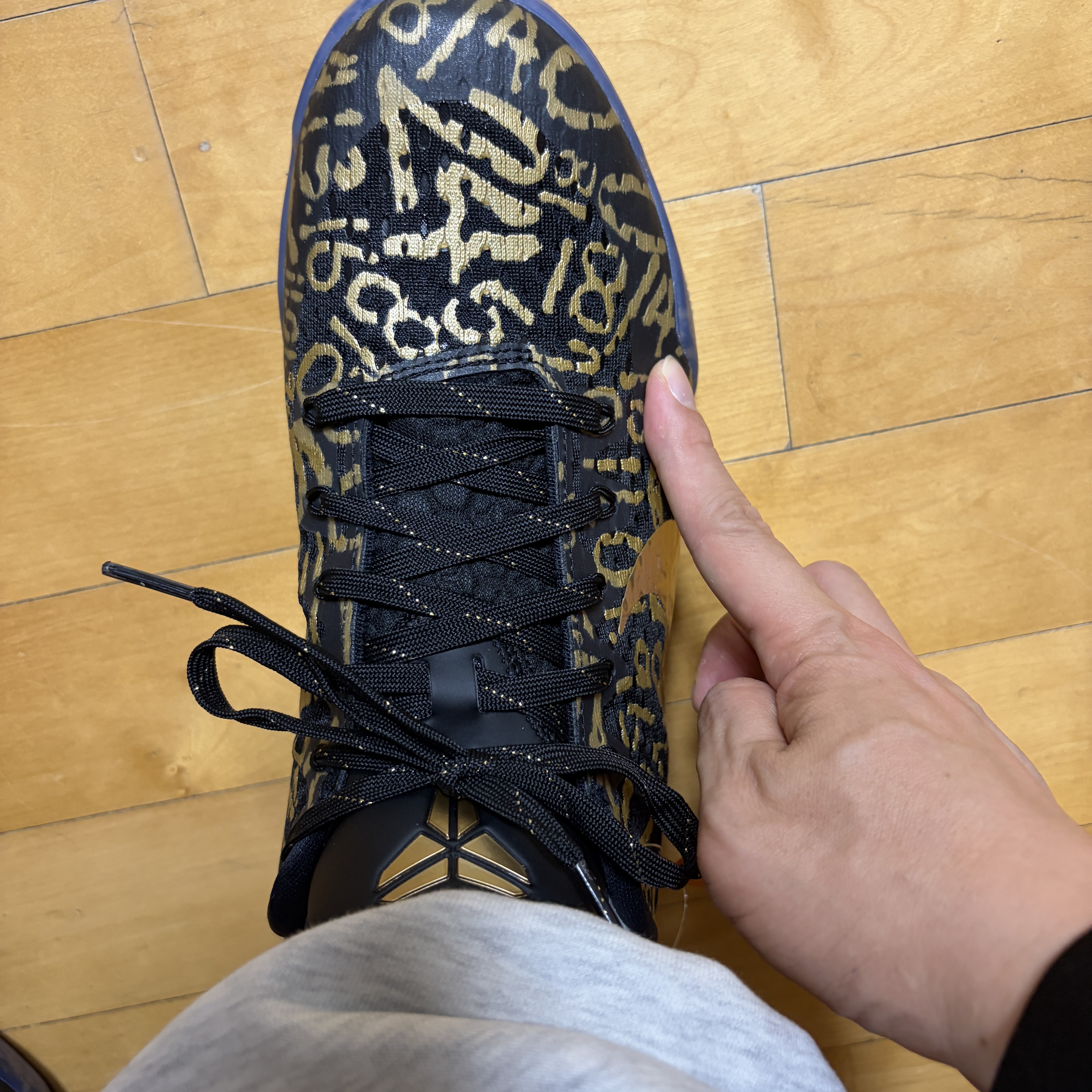 Nike Kobe 11 Protro Black and Metallic Gold 착용 스타일 - 10