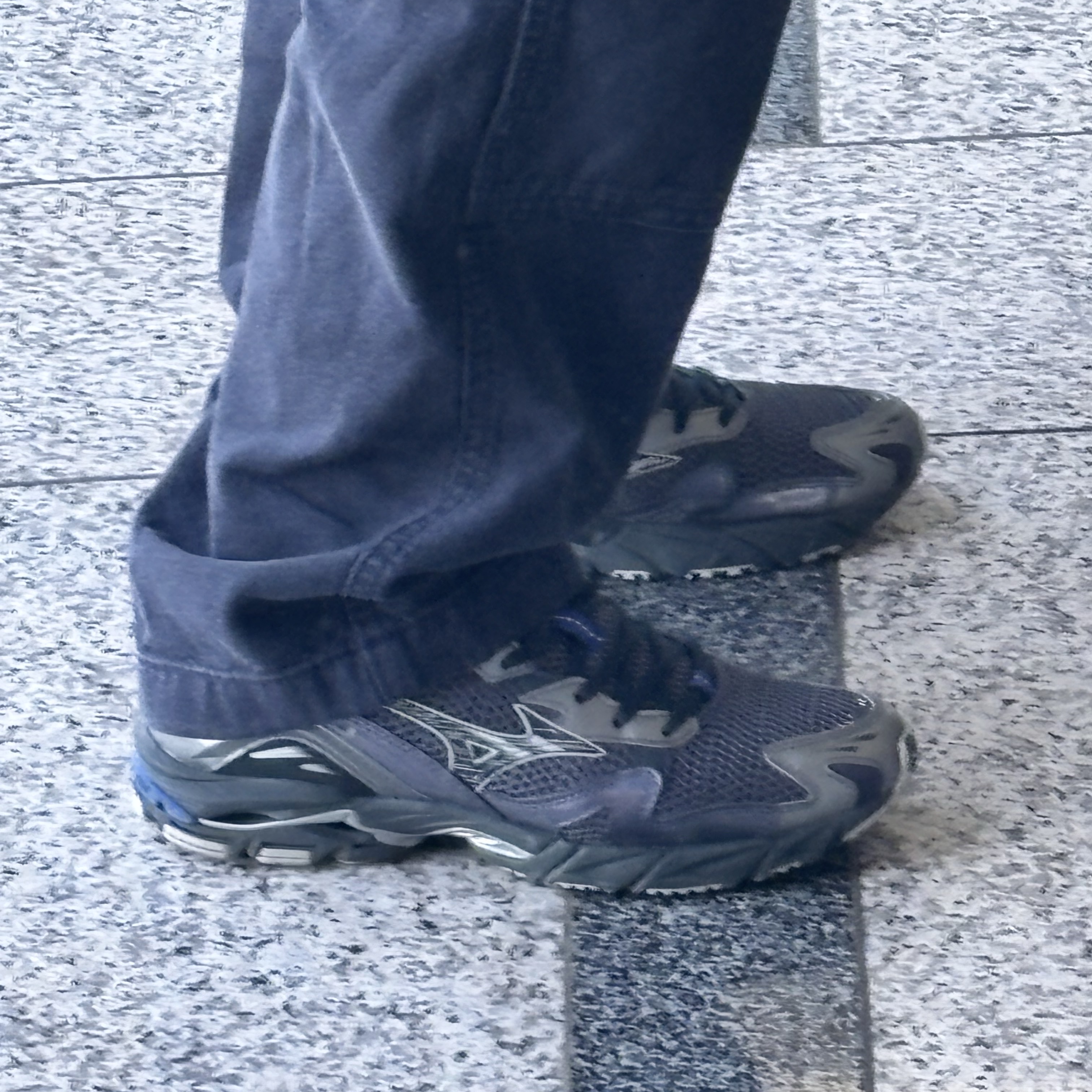 Mizuno Wave Rider 10 Odyssey Grey Black 착용 스타일 - 2