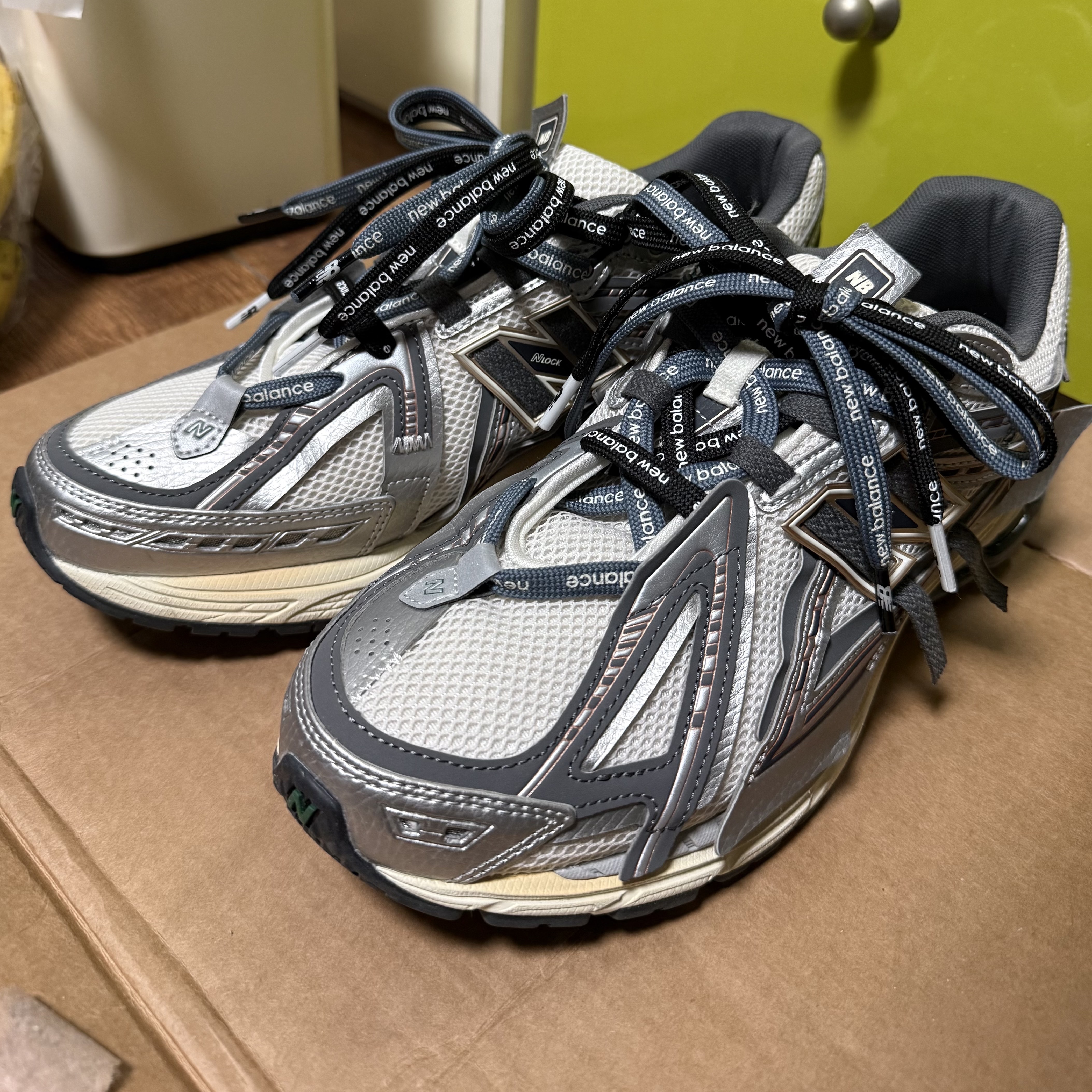 New Balance 1906A Silver Metallic Castlerock 착용 스타일