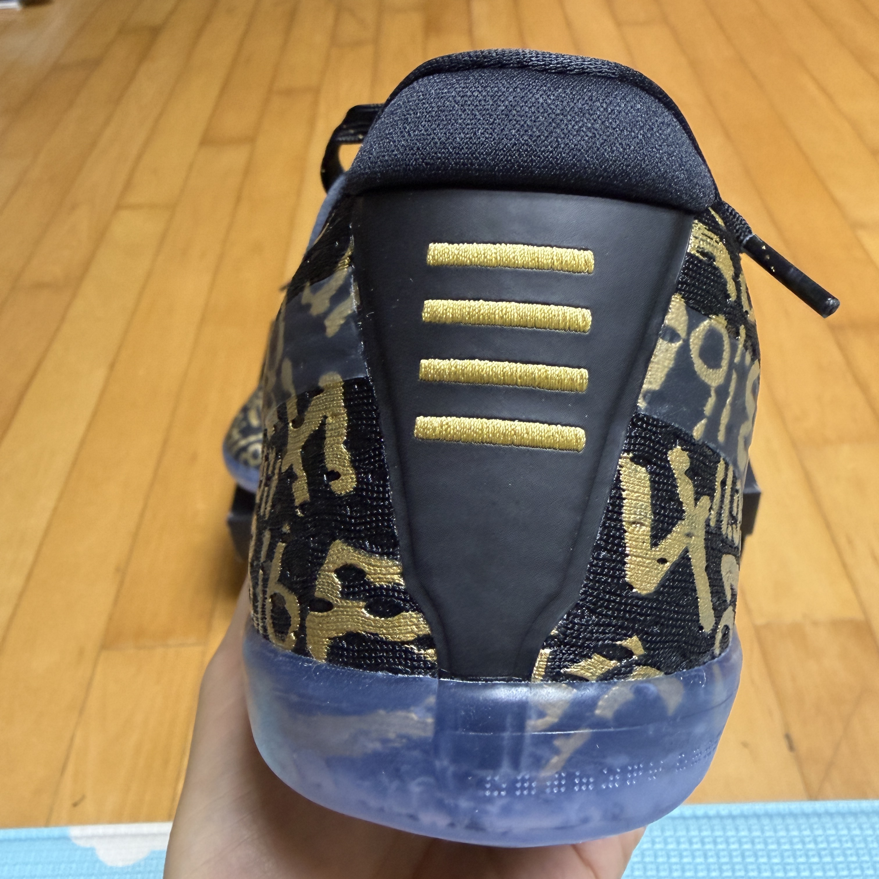 Nike Kobe 11 Protro Black and Metallic Gold 착용 스타일 - 3