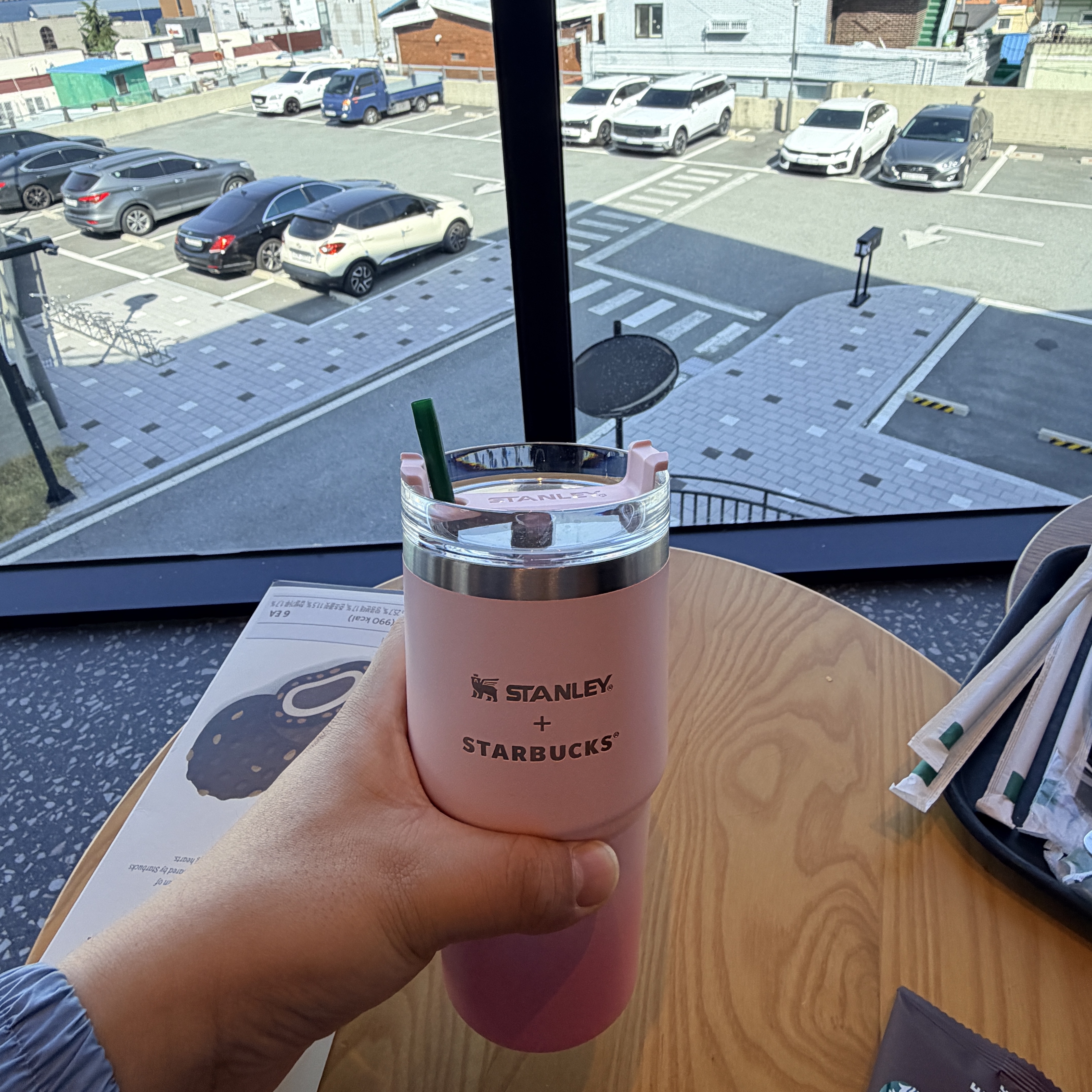 Starbucks SS Holiday Friends Quencher Tumbler 591ml 착용 스타일