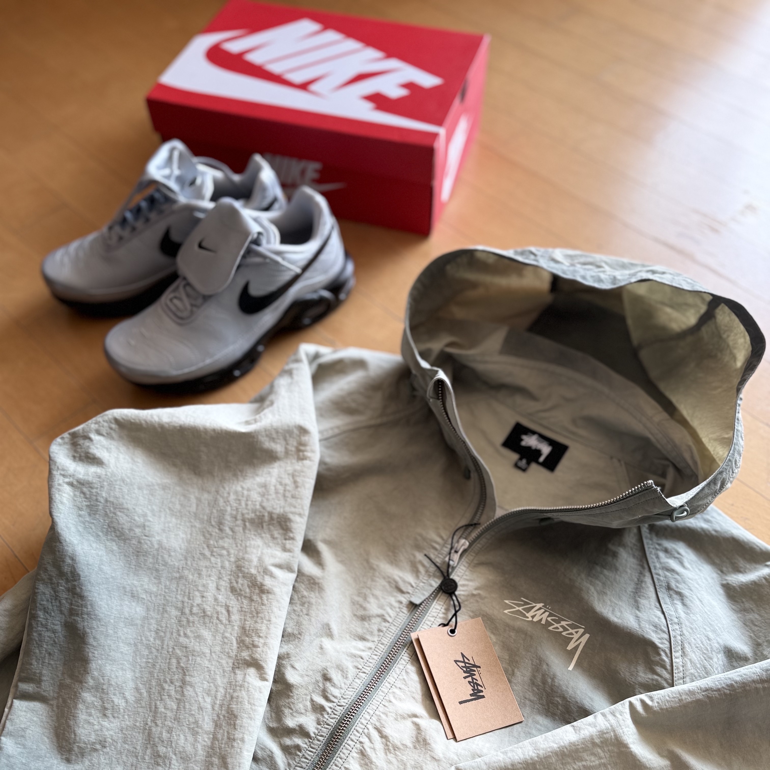 Nike Air Max Plus TNPO Wolf Grey and Black, Stussy Wave Dye Beach Shell Jacket Sage 착용 스타일