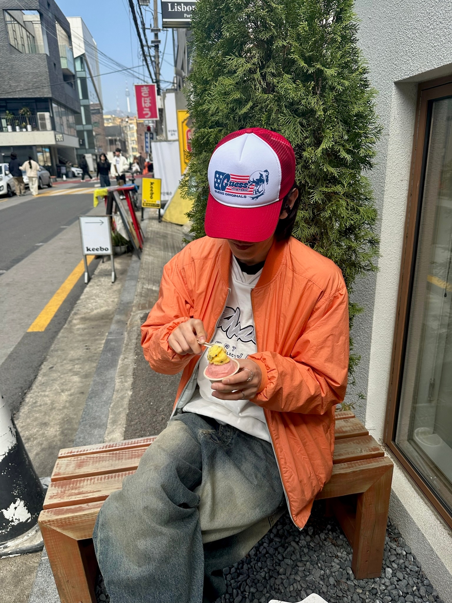GUESS Jeans x Hysteric Glamour Baseball Hat Red Multi, Undermycar Mu.26 Anti Fxxking Logo Play Brush Washed Wide Jeans Oil Blue 착용 스타일