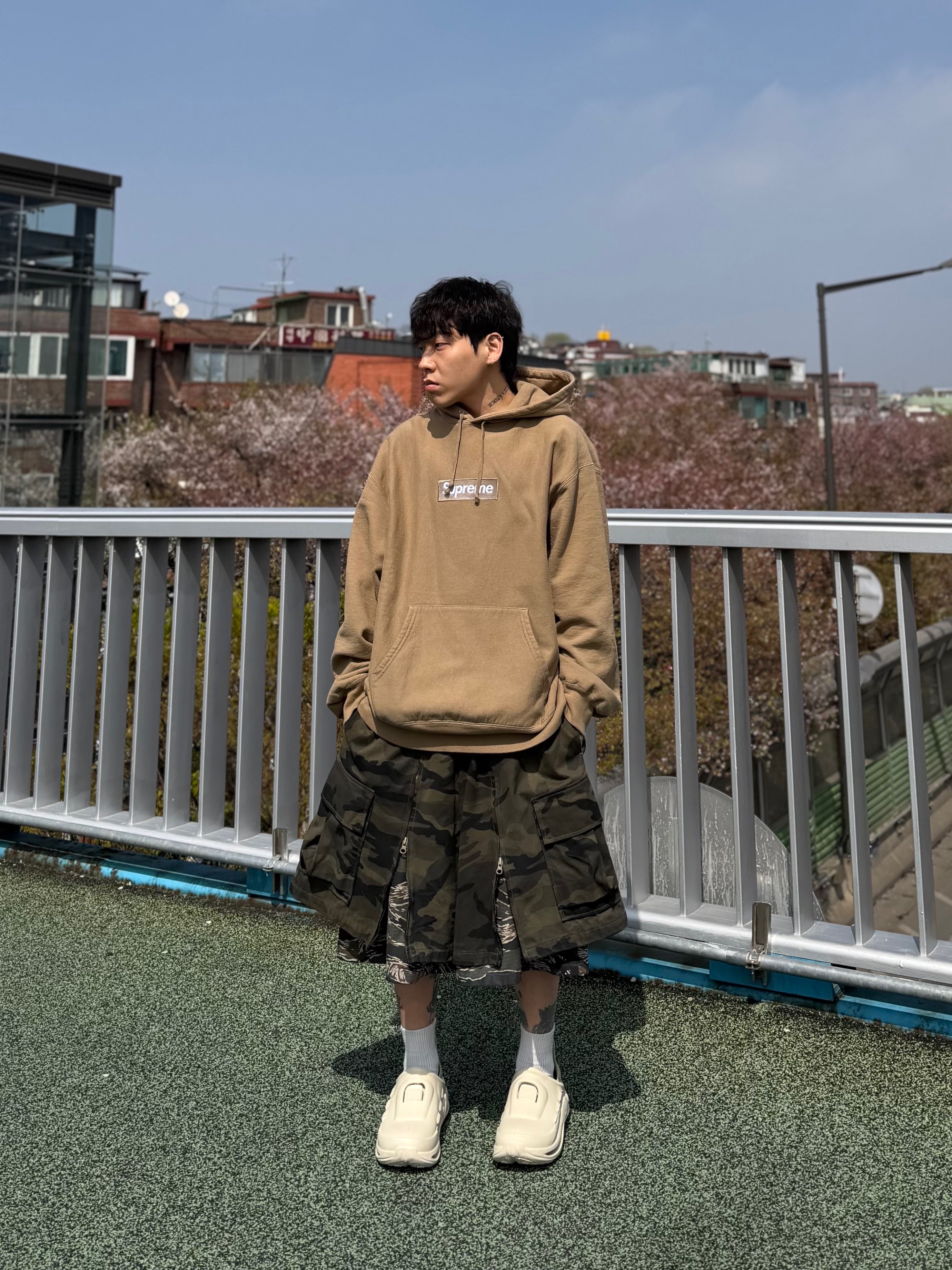 Supreme Box Logo Hooded Sweatshirt Dark Sand - 23FW 착용 스타일 - 6
