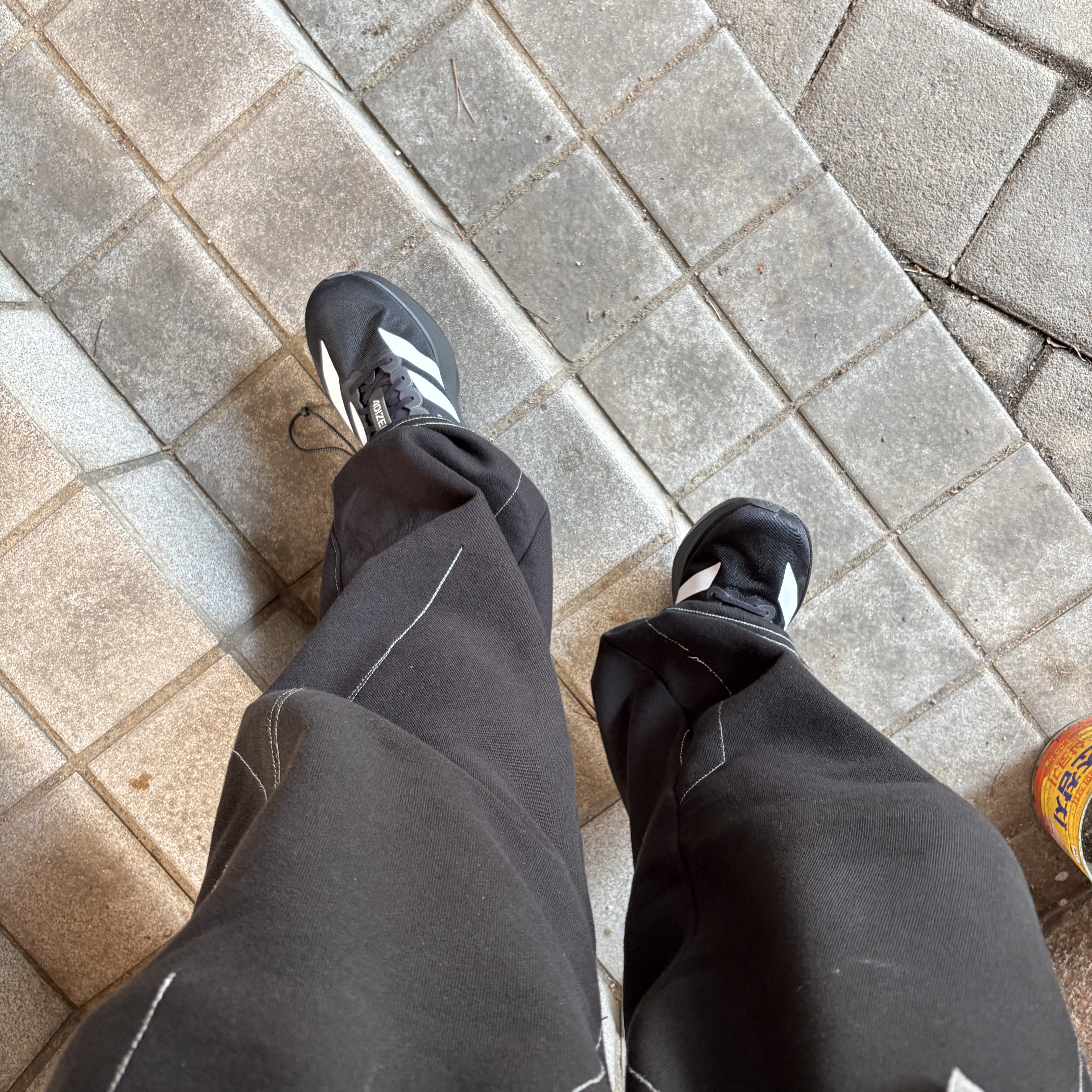 Adidas Adizero EVO SL Core Black Cloud White 착용 스타일 - 2