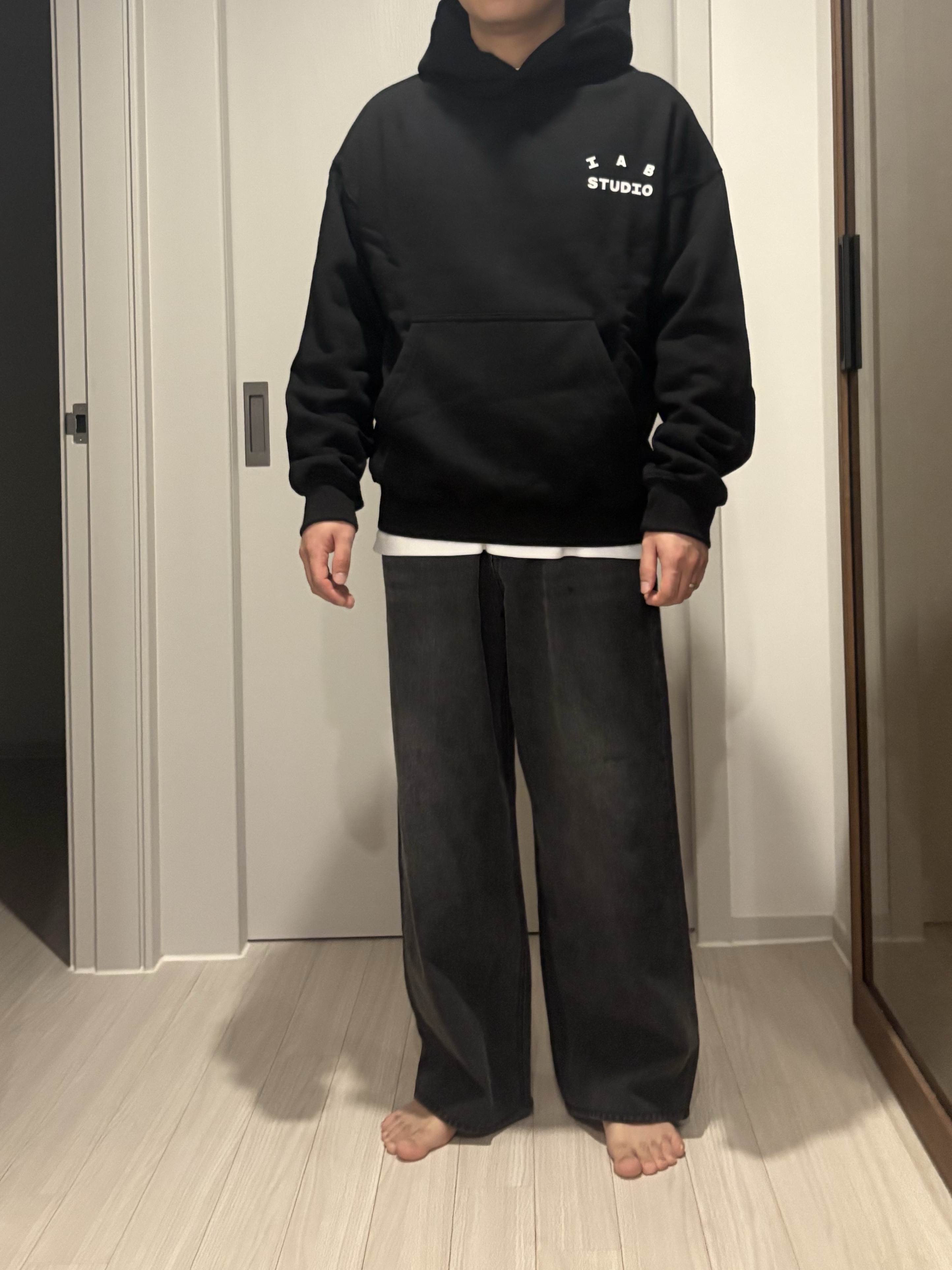 IAB Studio Hoodie Black 착용 스타일 - 3
