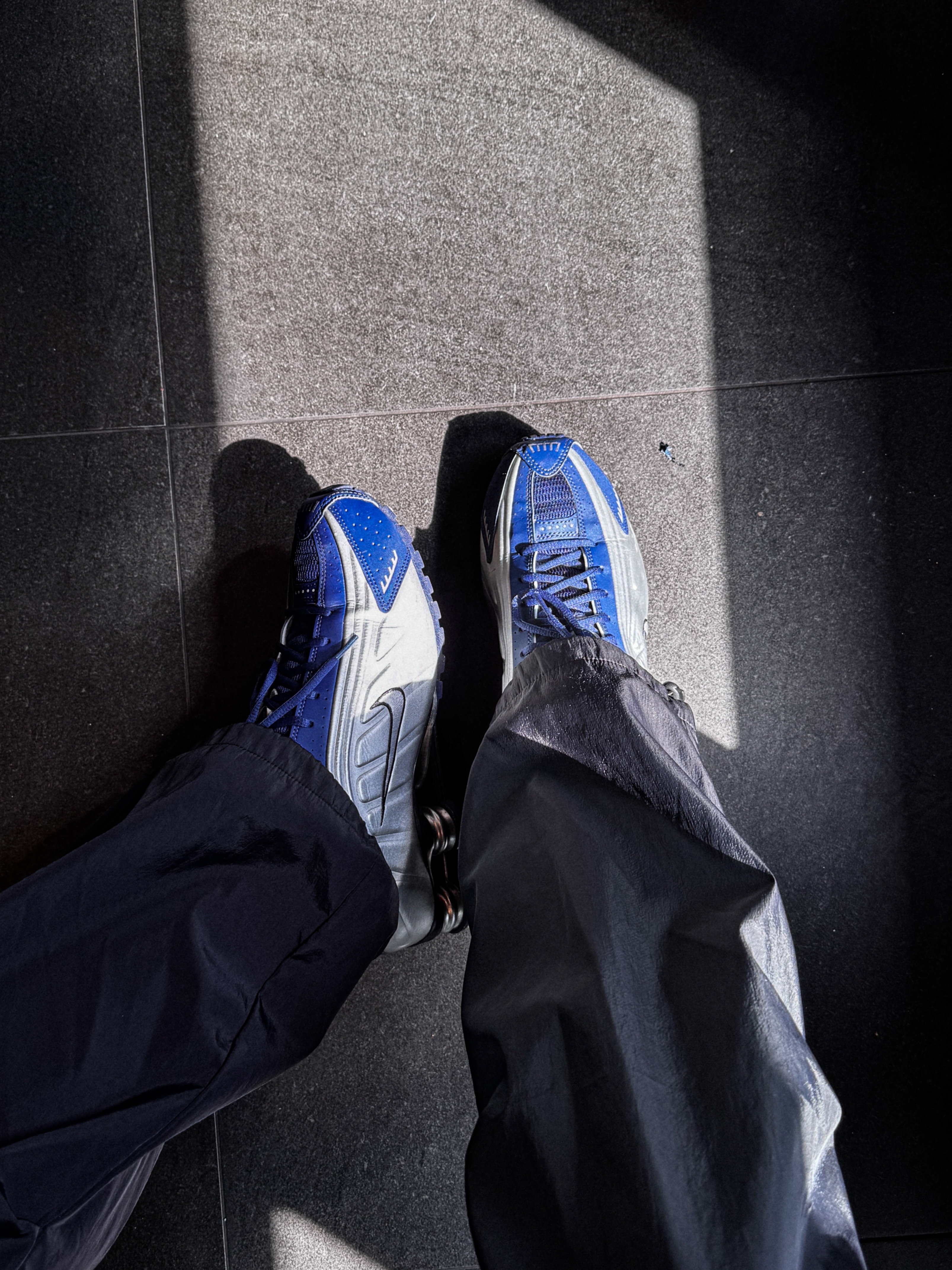 (W) Nike Shox R4 Blue Void Metallic Silver 착용 스타일 - 3