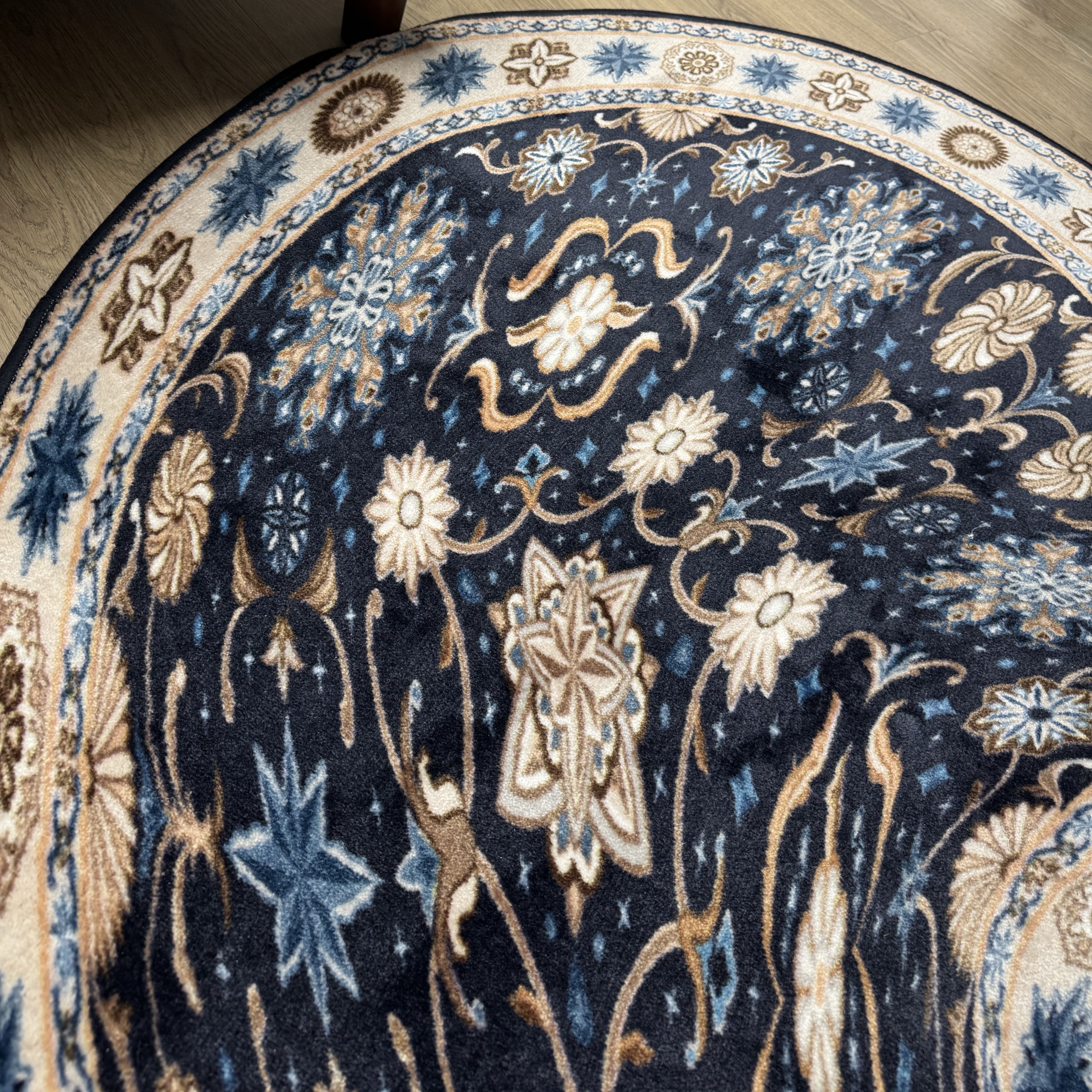 Say Touche Modified Persian Rug Navy 착용 스타일