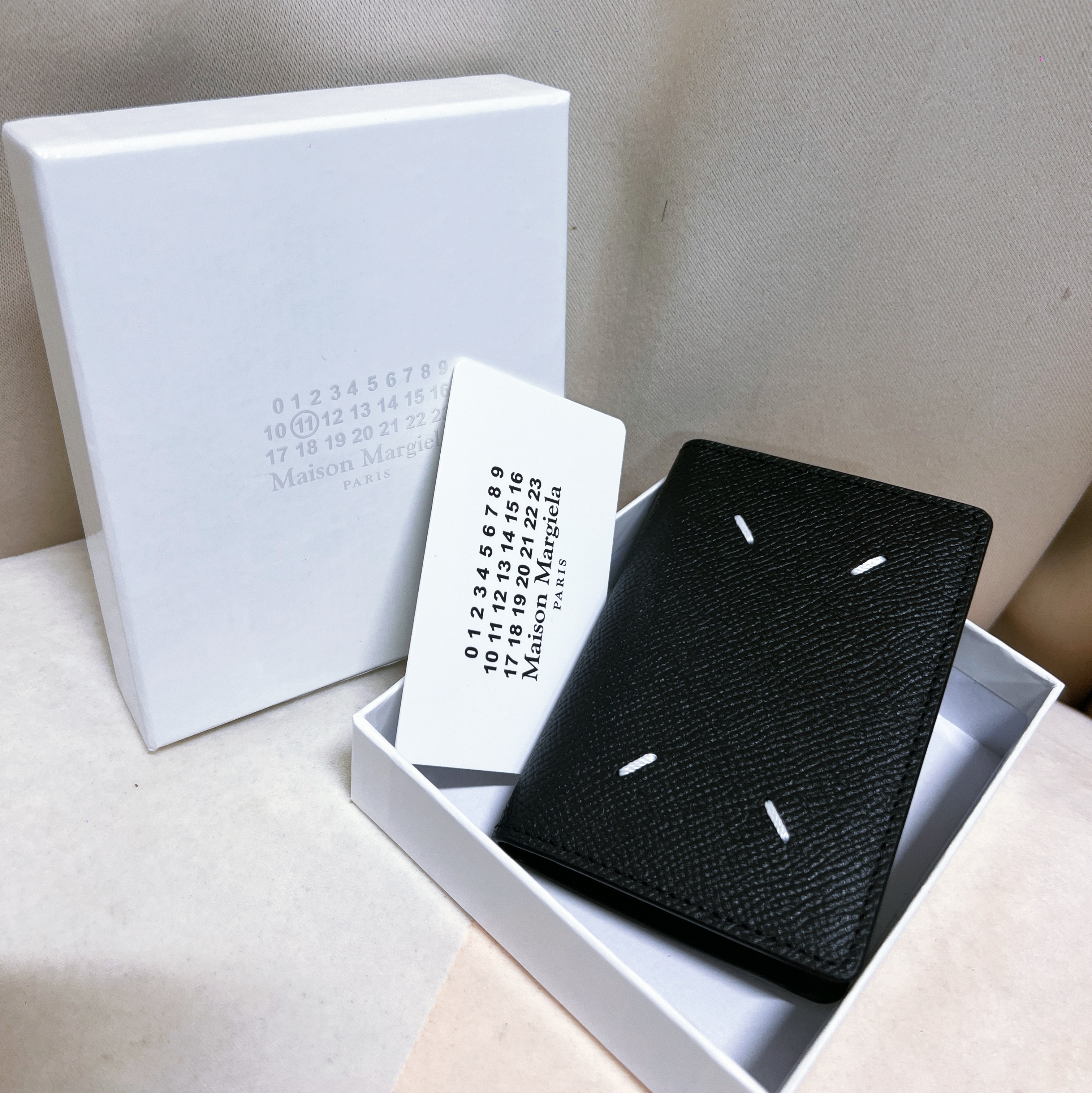 Maison Margiela Leather Bi-Fold Card Holder Black 착용 스타일