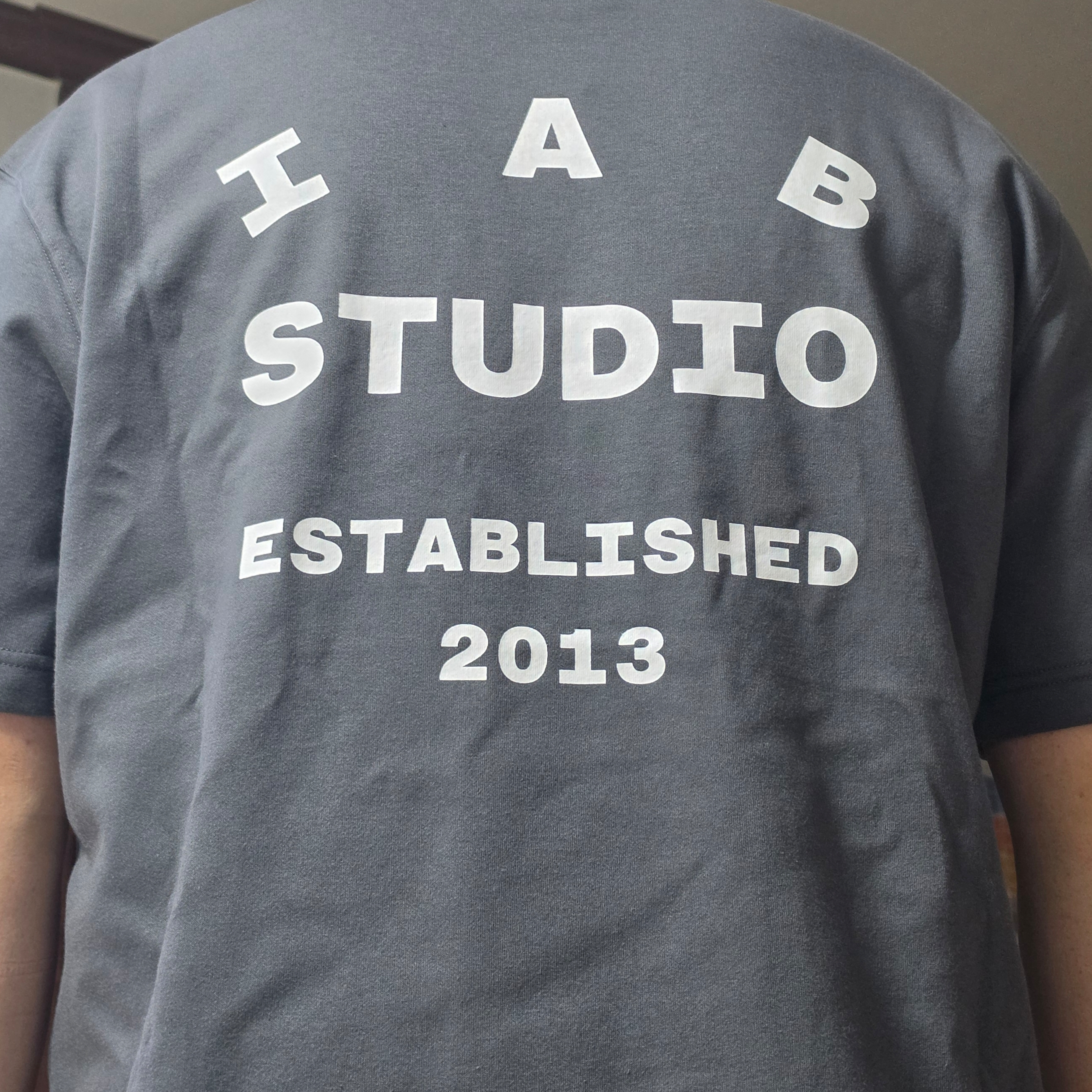 IAB Studio 26 IAB T-Shirt Charcoal White 착용 스타일