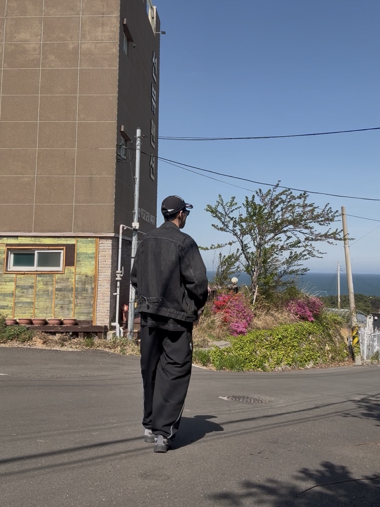Palace Pro Shell 6-Panel Black - 23FW, Supreme x Umbro Stripe Soccer Jersey Black - 25SS 착용 스타일 - 3