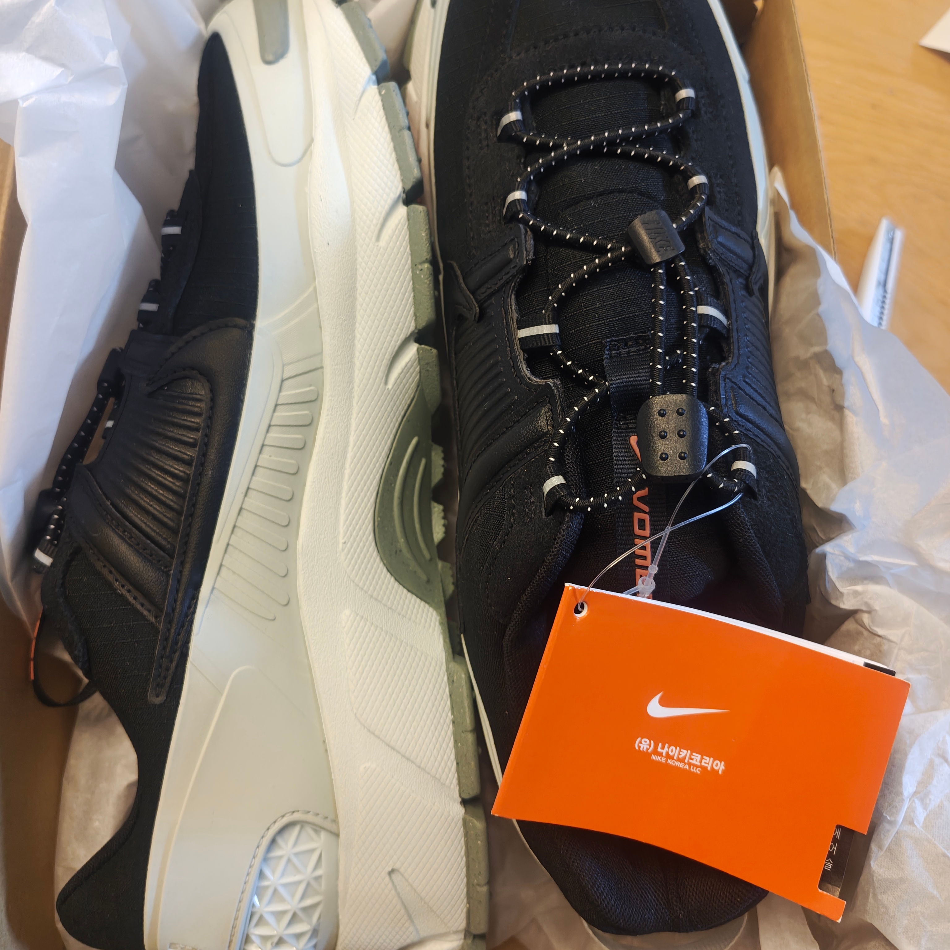 Nike Zoom Vomero 5 Roam Black Light Silver 착용 스타일 - 2