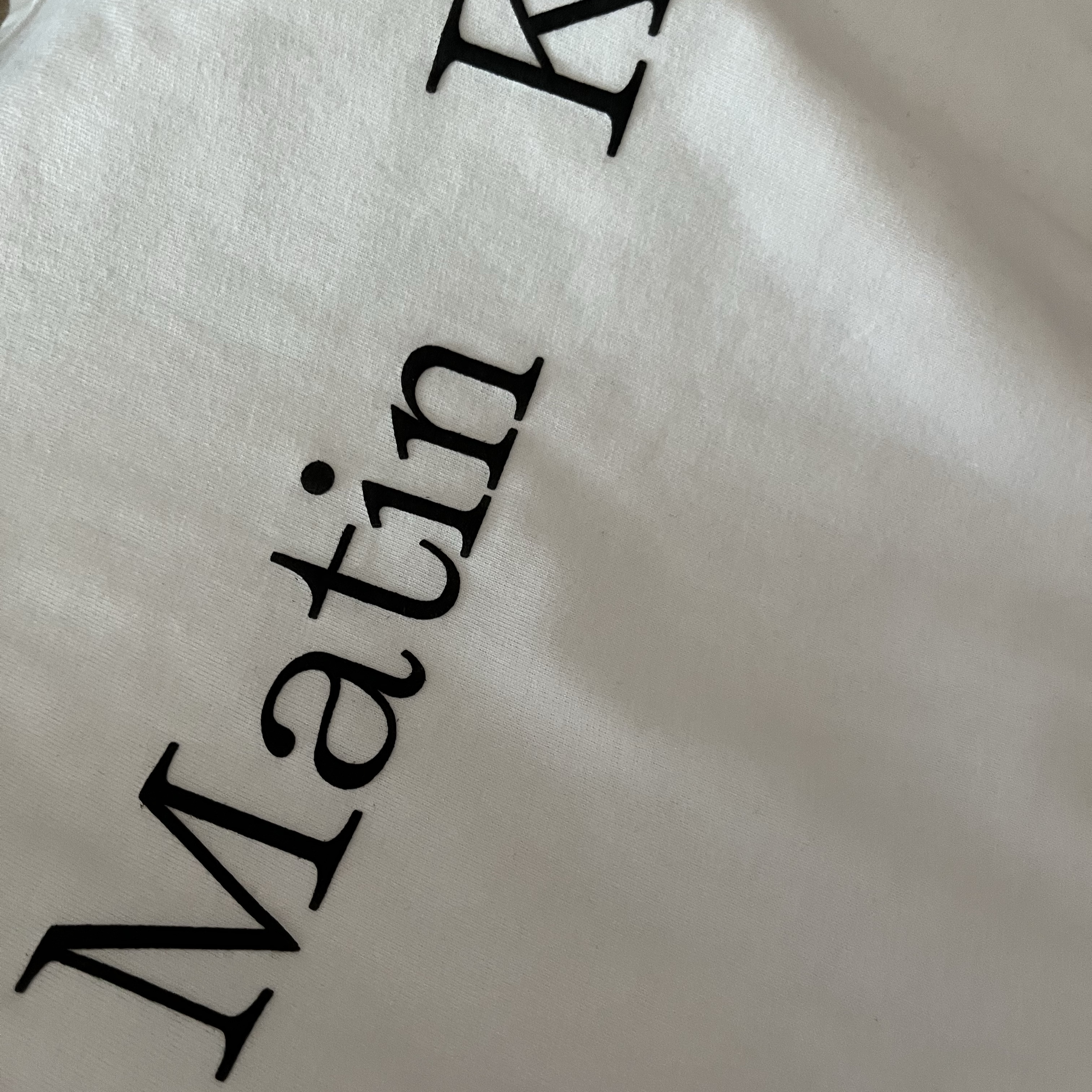 Matin Kim Logo Top White 착용 스타일