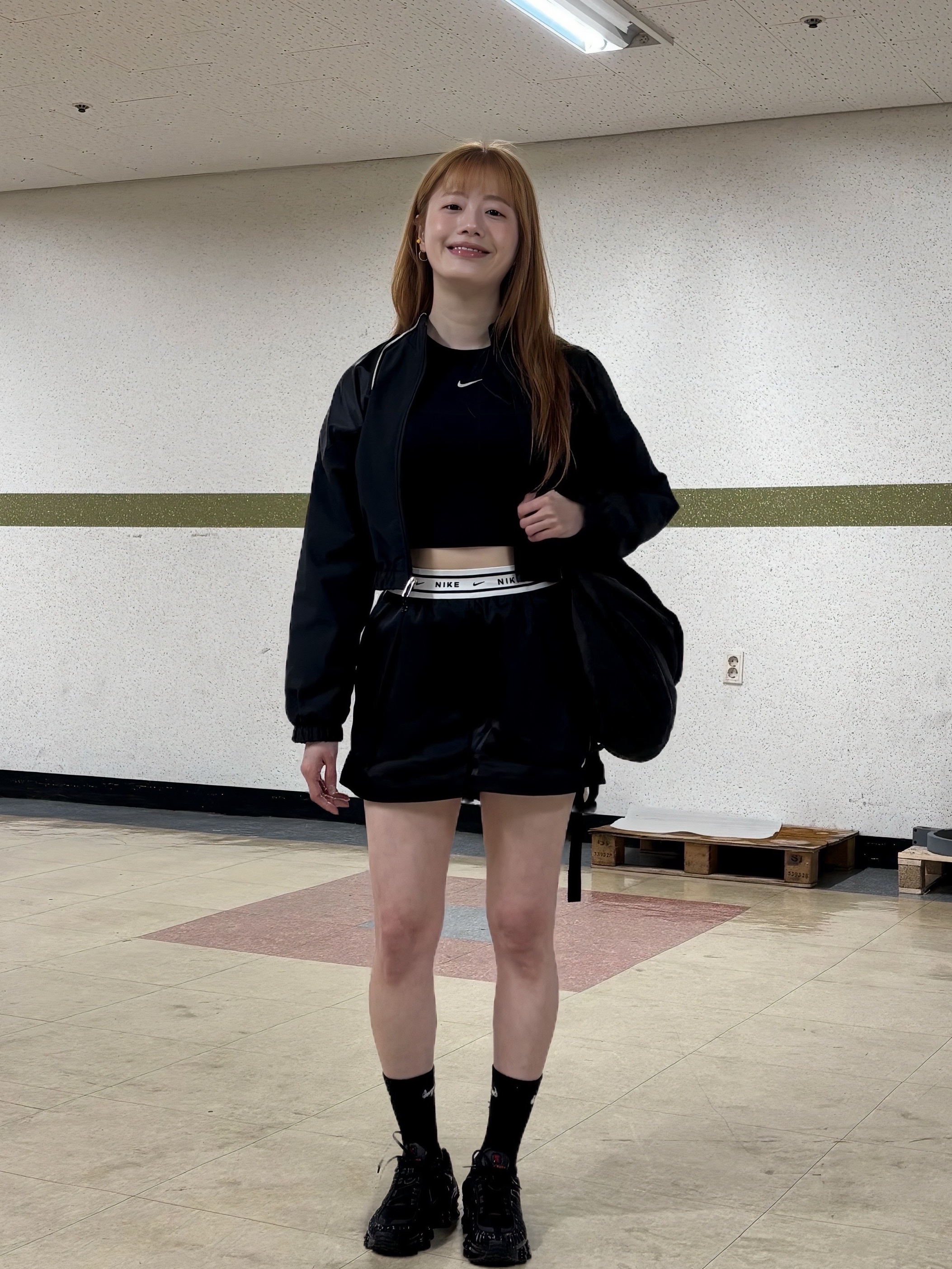 (W) Nike Shox TL Black and Max Orange, (W) NIke NSW Loose Fit Mid-Rise Satin Shorts Black Sail - Asia 착용 스타일 - 5