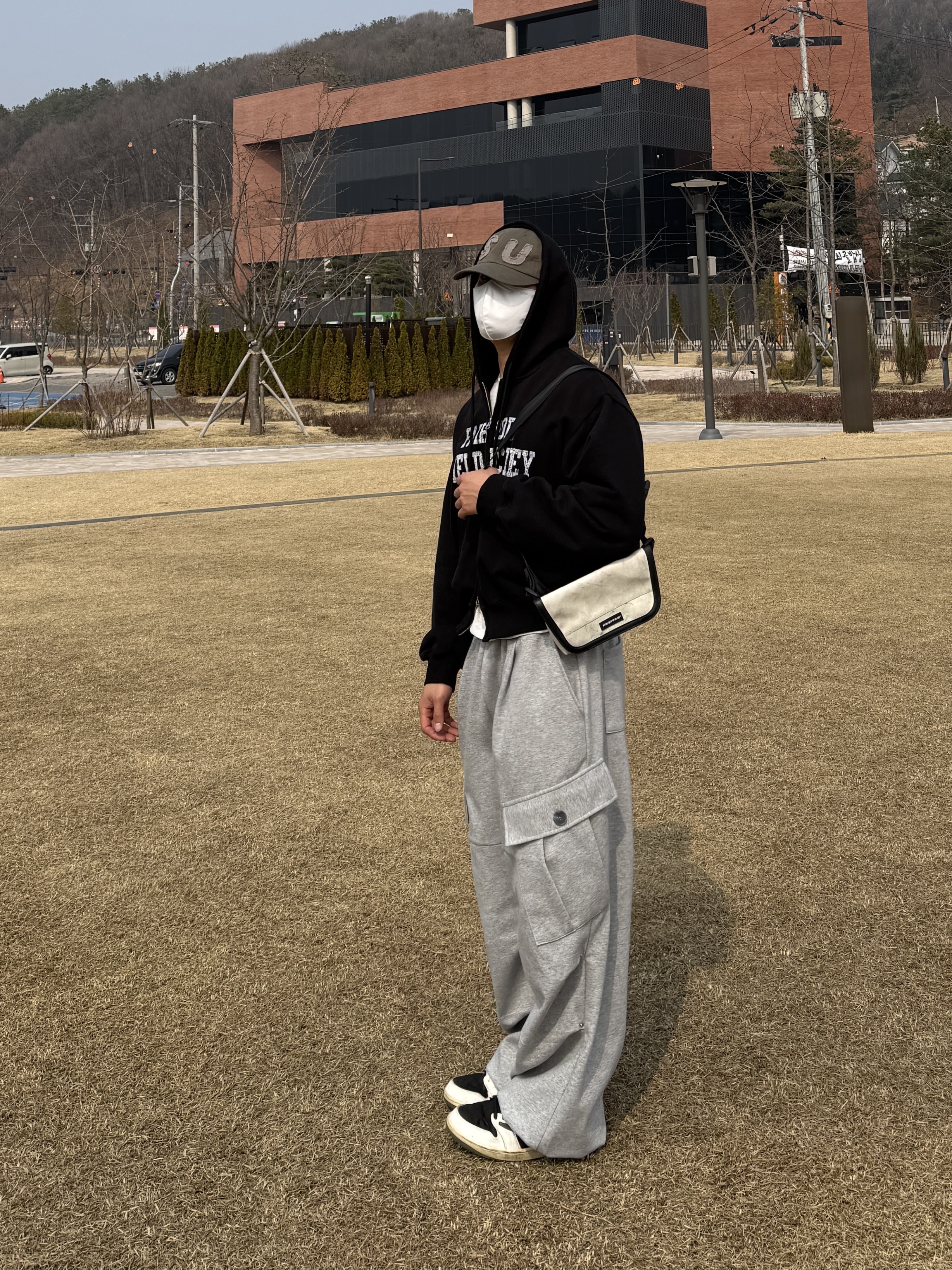 Sunlove Capital Cap Charcoal, Jordan 1 x Travis Scott Retro Low OG SP Reverse Olive 착용 스타일 - 1