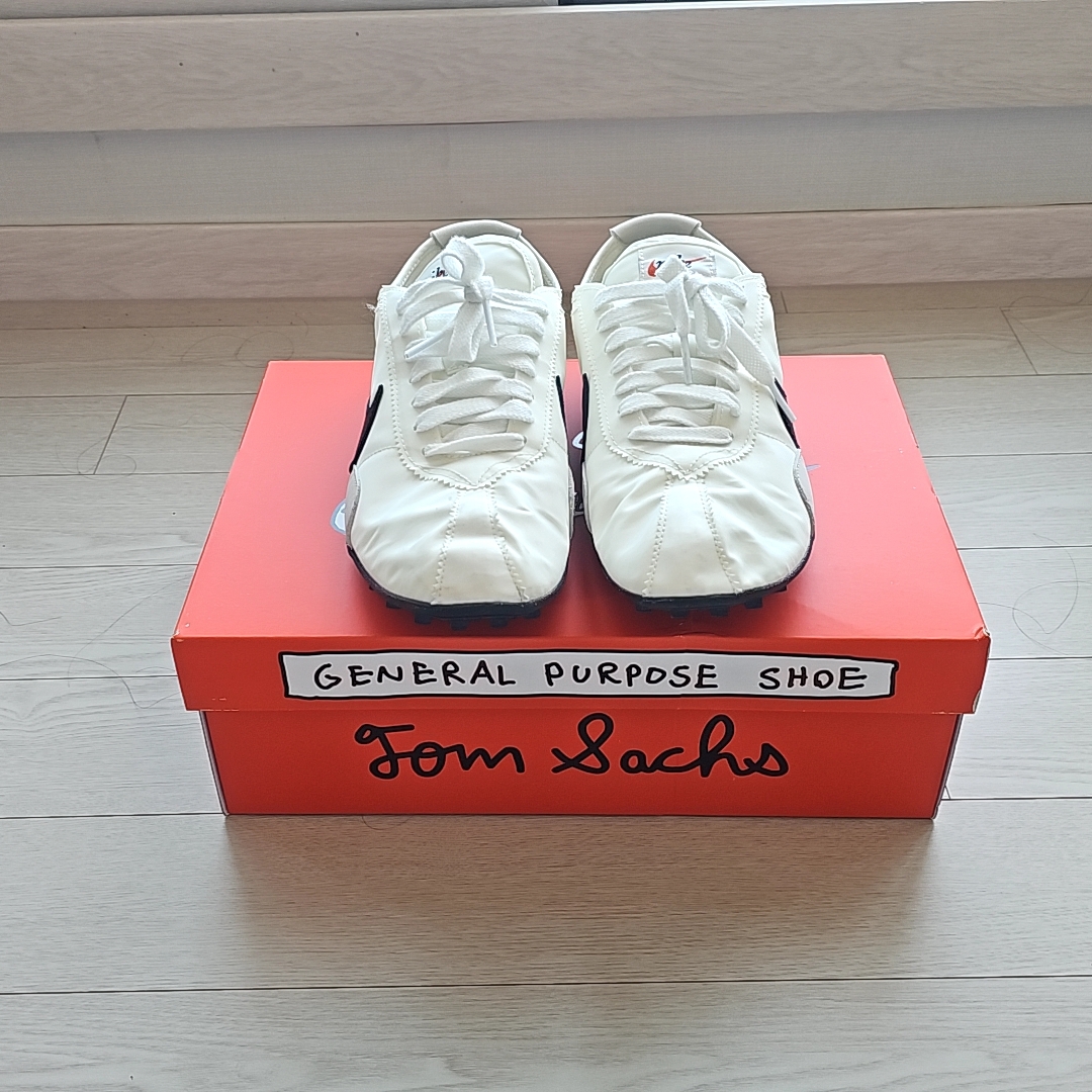 (W) Nike Moon Shoe Soft Pearl and Black 착용 스타일 - 1