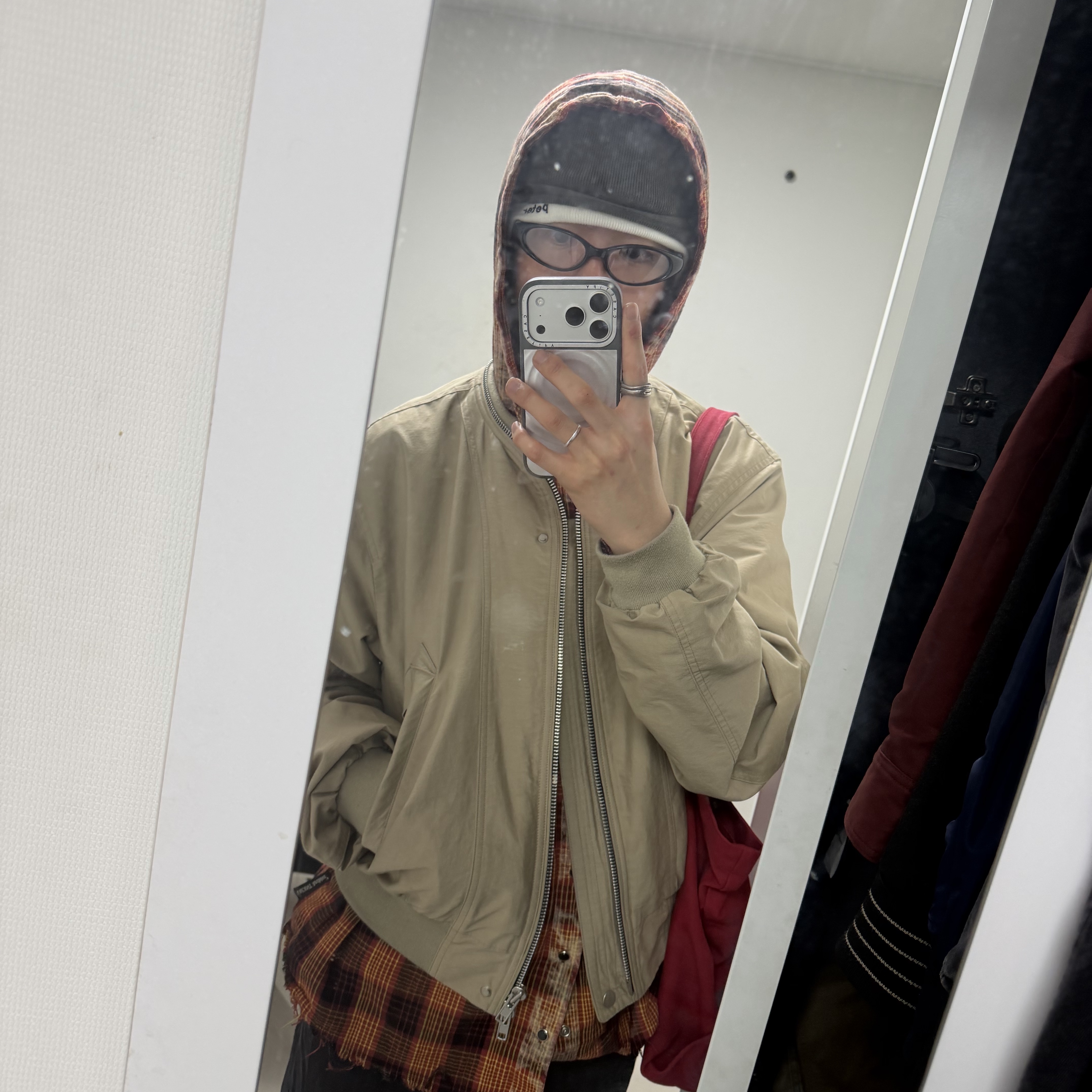 [KREAM 단독] Haleine Roundneck Bomber Khaki Grey, Vacant Archive Maha Check Hoodie Shirt Red 착용 스타일
