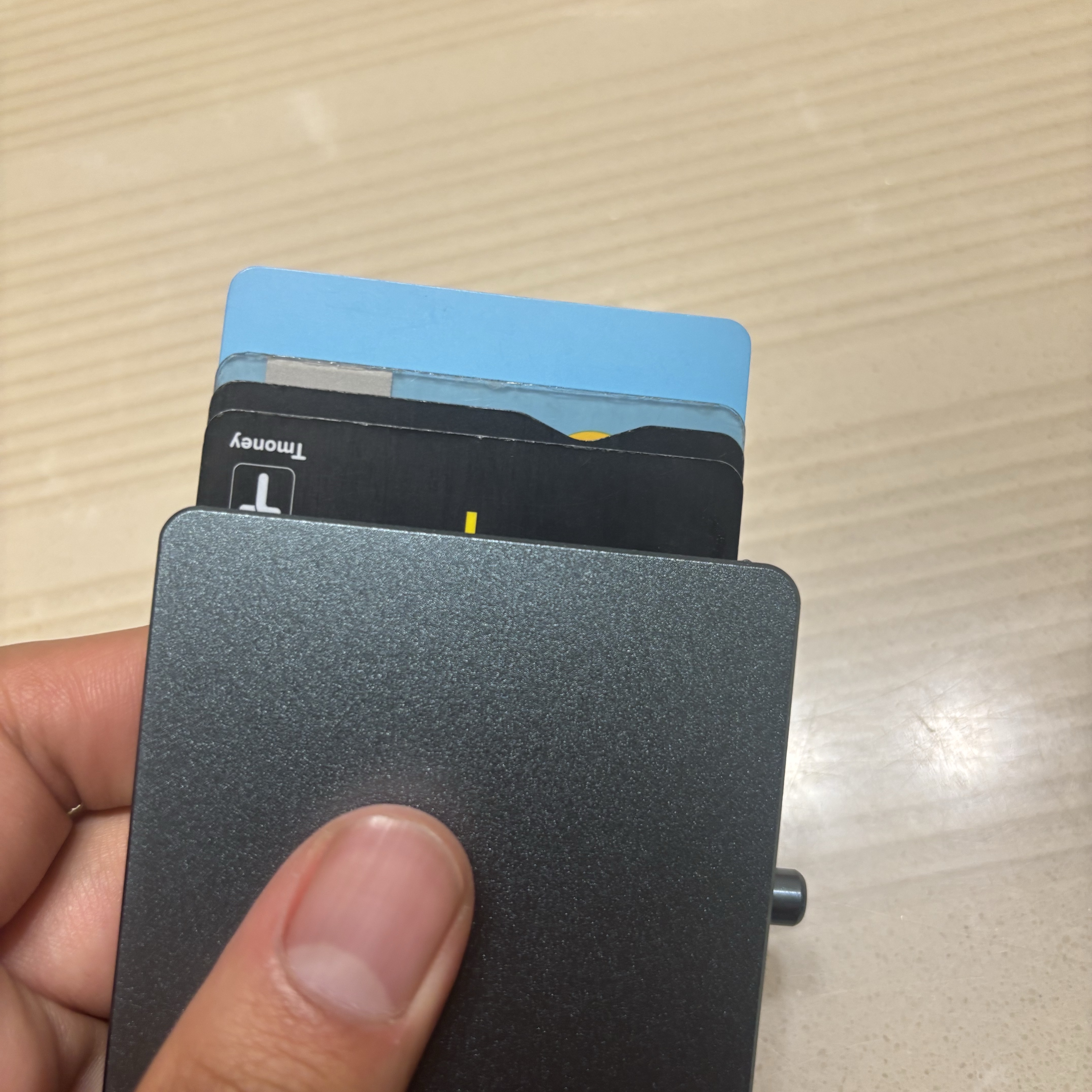 VALENTA ALUMINUM MAGSAFE CARD WALLET COOL GREY 착용 스타일 - 3