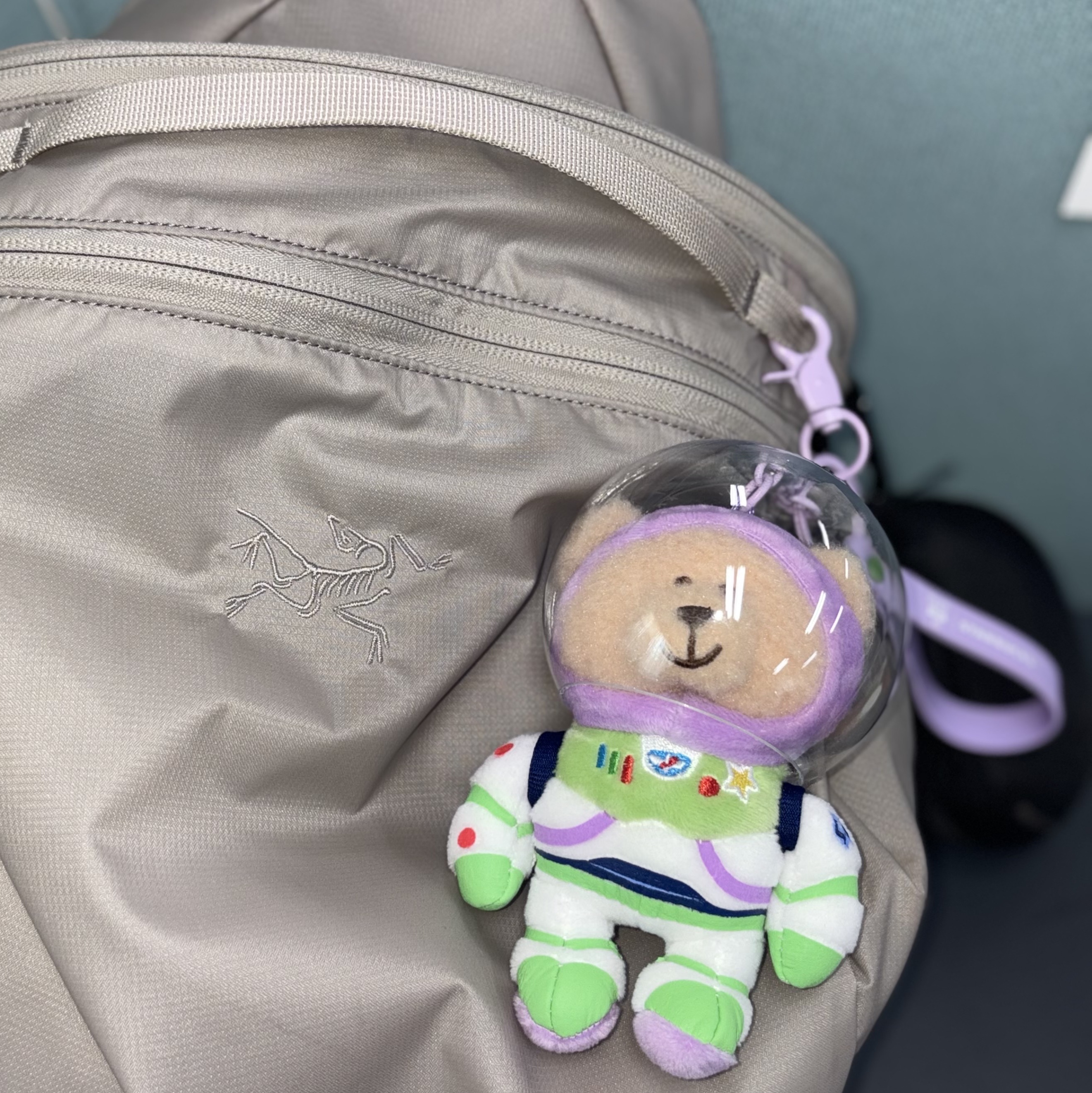 Starbucks x Toy Story 5 MD Buzz Bearista Keychain Purple 착용 스타일