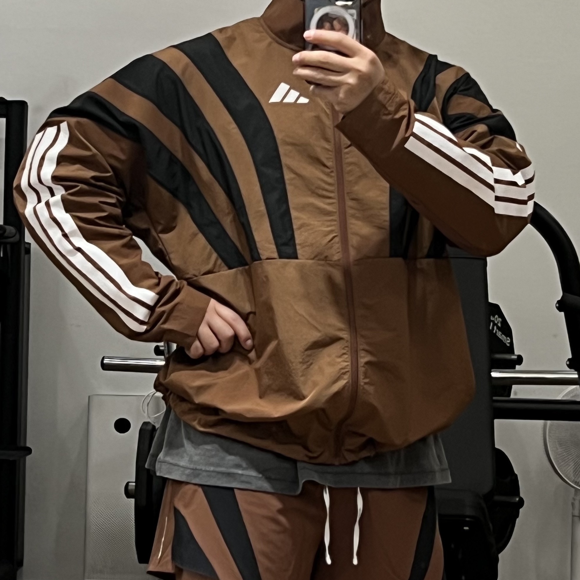 Adidas x Pharrell Williams Humanrace Adizero Archive Running Jacket Preloved Brown - KR Sizing, Adidas x Pharrell Williams Humanrace Adizero Archive Running 3Inch Shorts Preloved Brown - KR Sizing 착용 스타일 - 1