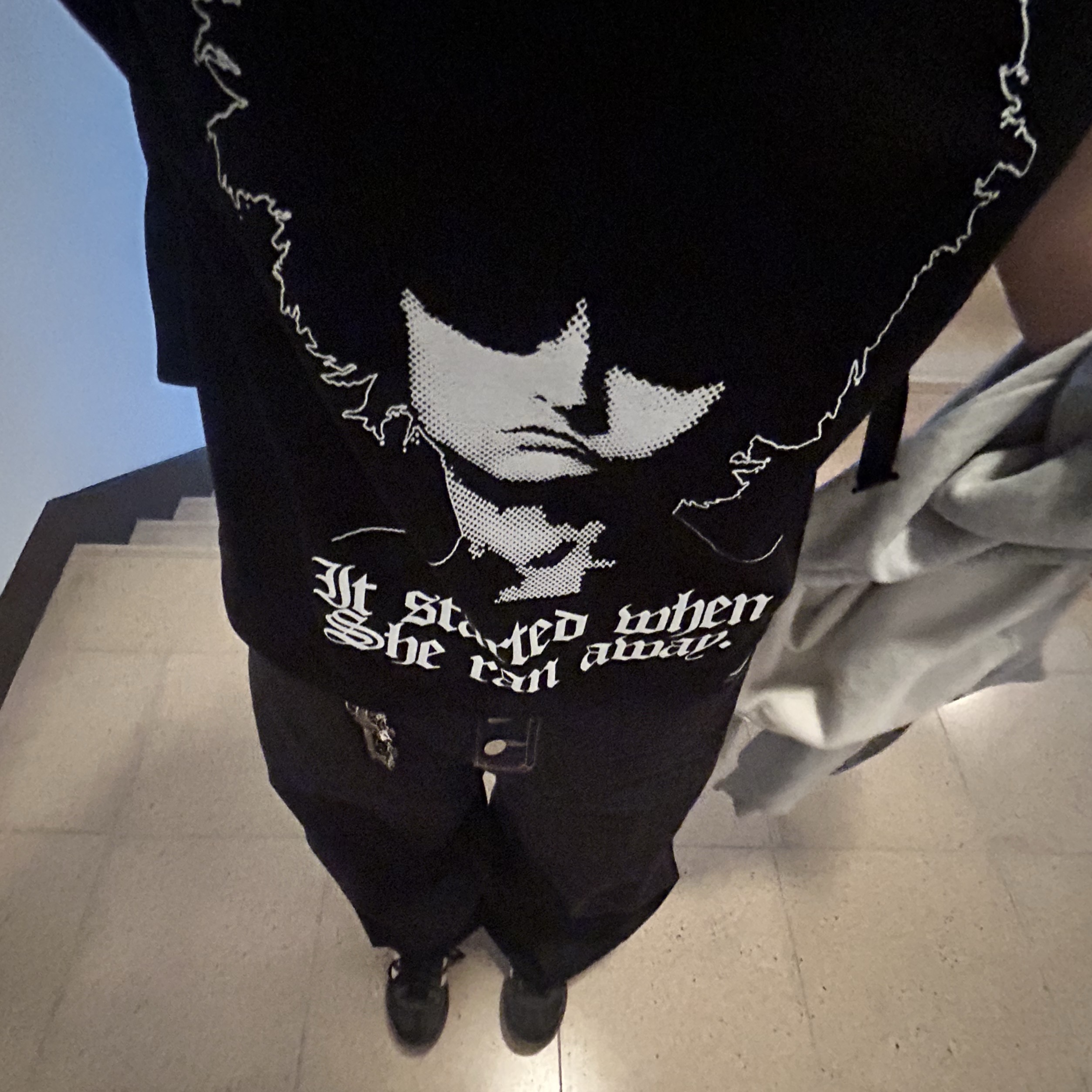 Keymisery Human Print Crop T-shirt Black 착용 스타일 - 2