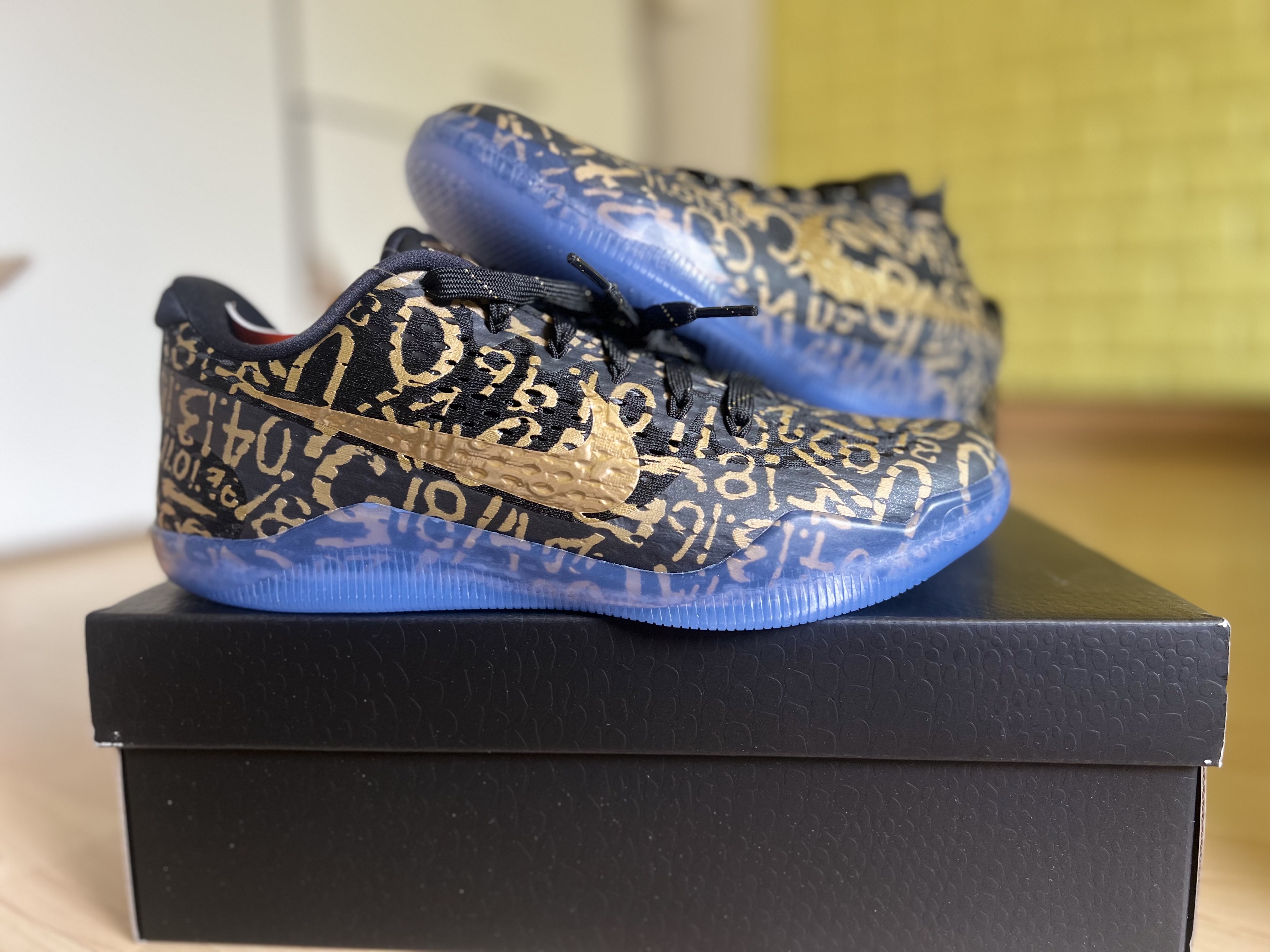 Nike Kobe 11 Protro Black and Metallic Gold 착용 스타일 - 1