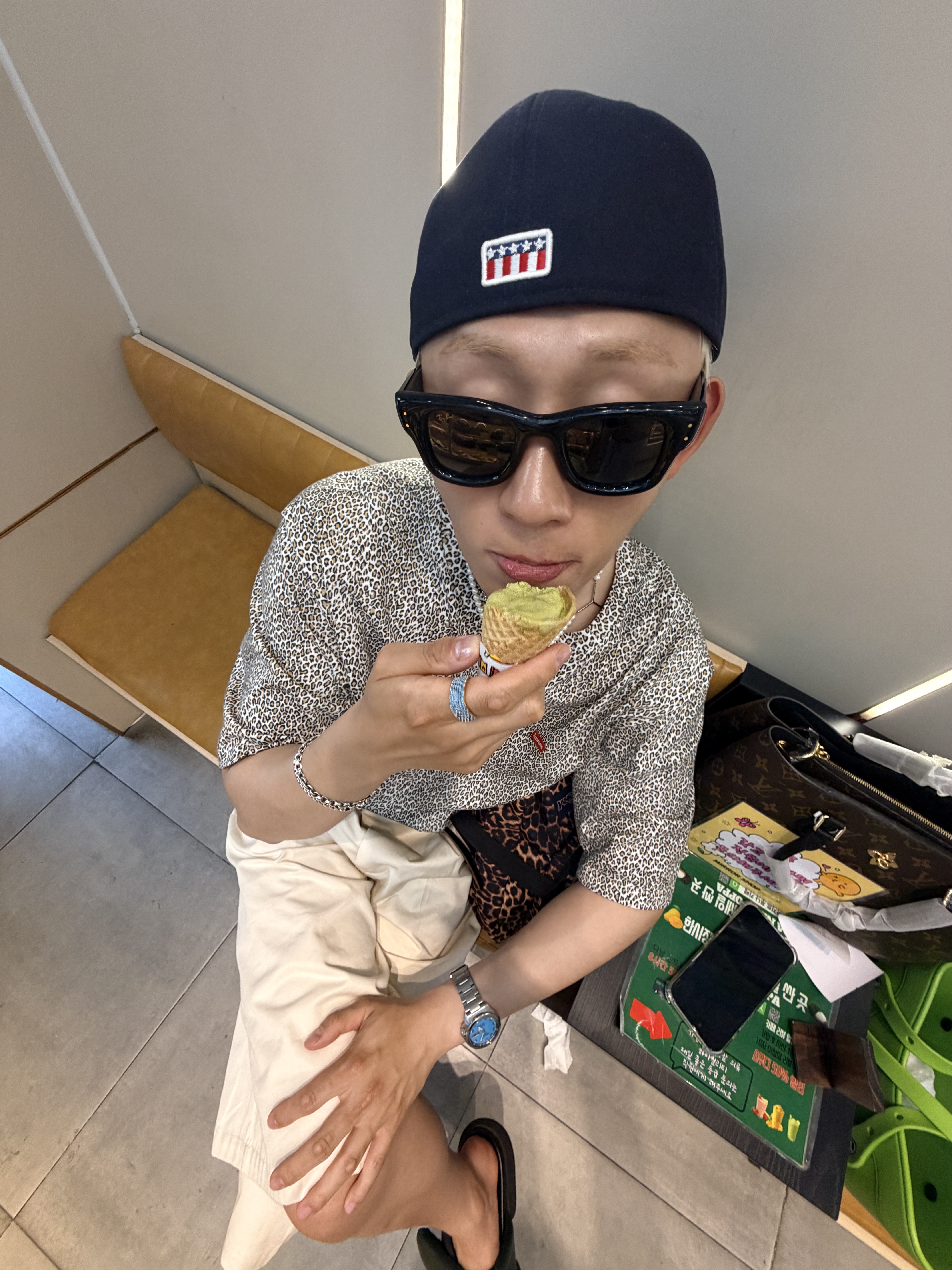 Ray-Ban x A$AP Rocky Wayfarer Puffer Polished Black Frame Ultra Black Lense High Bridge Fit, Supreme Small Box T-Shirt Leopard - 25FW 착용 스타일 - 3