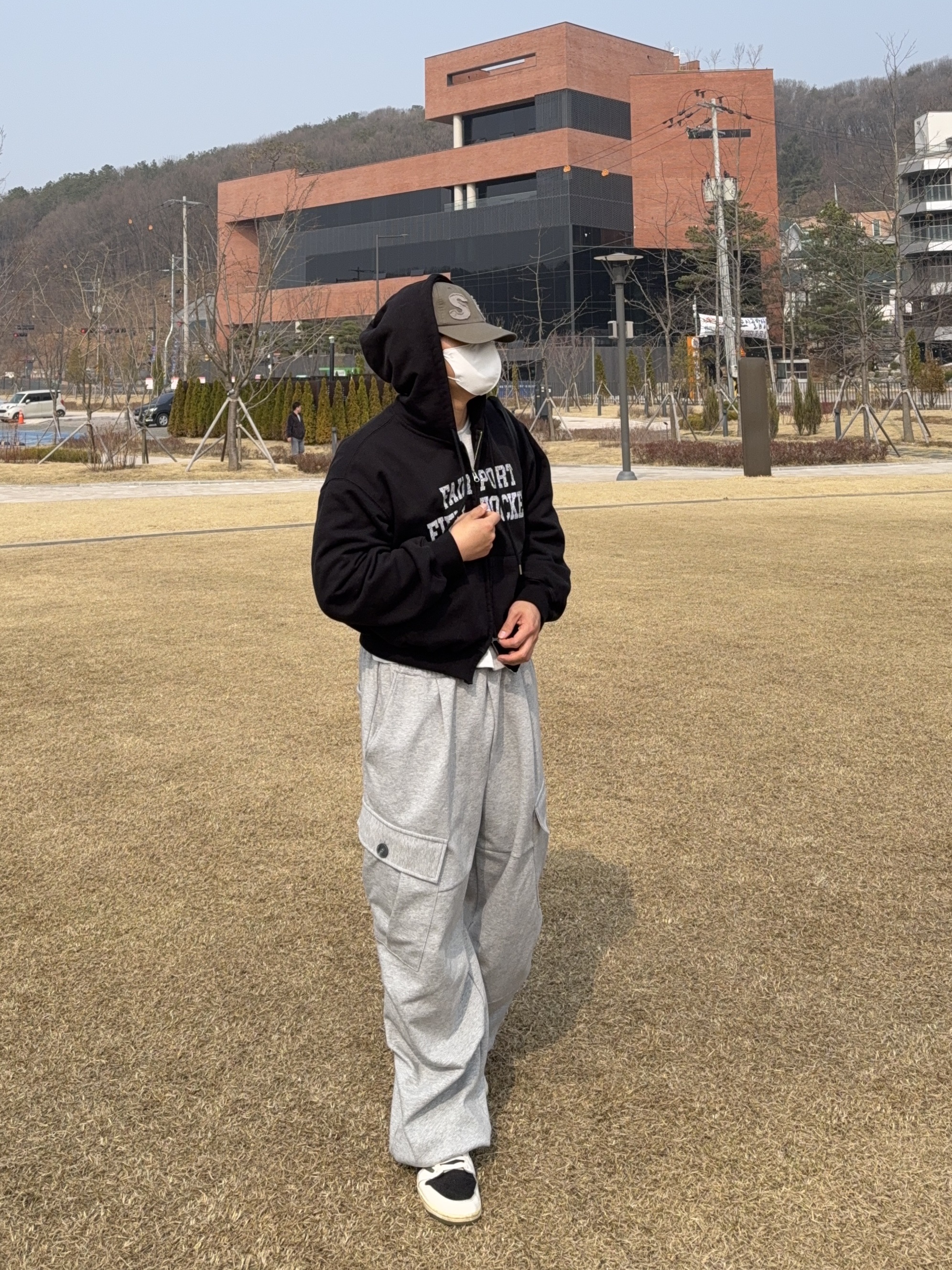 Sunlove Capital Cap Charcoal, Jordan 1 x Travis Scott Retro Low OG SP Reverse Olive 착용 스타일 - 2
