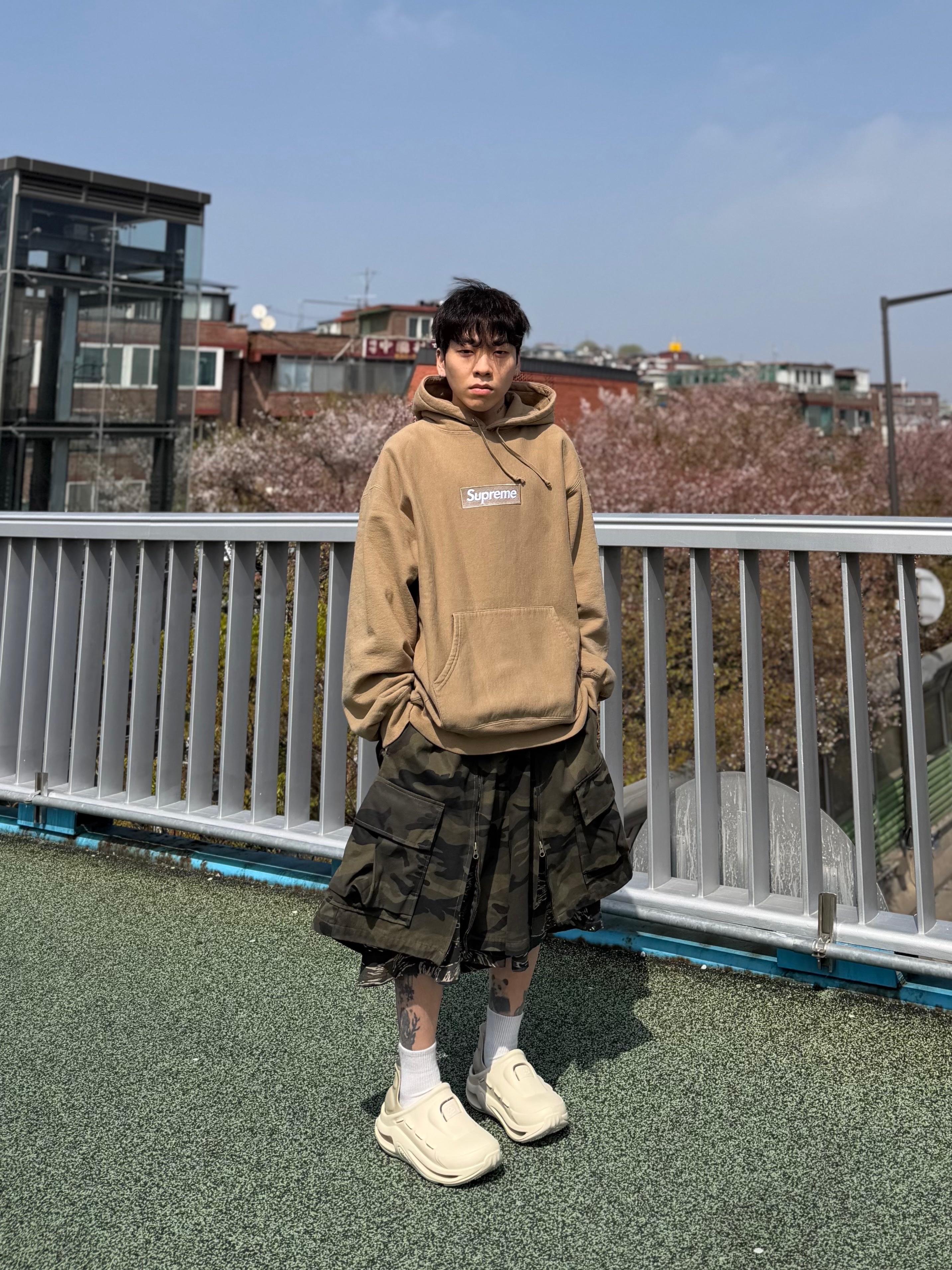 Supreme Box Logo Hooded Sweatshirt Dark Sand - 23FW 착용 스타일 - 5