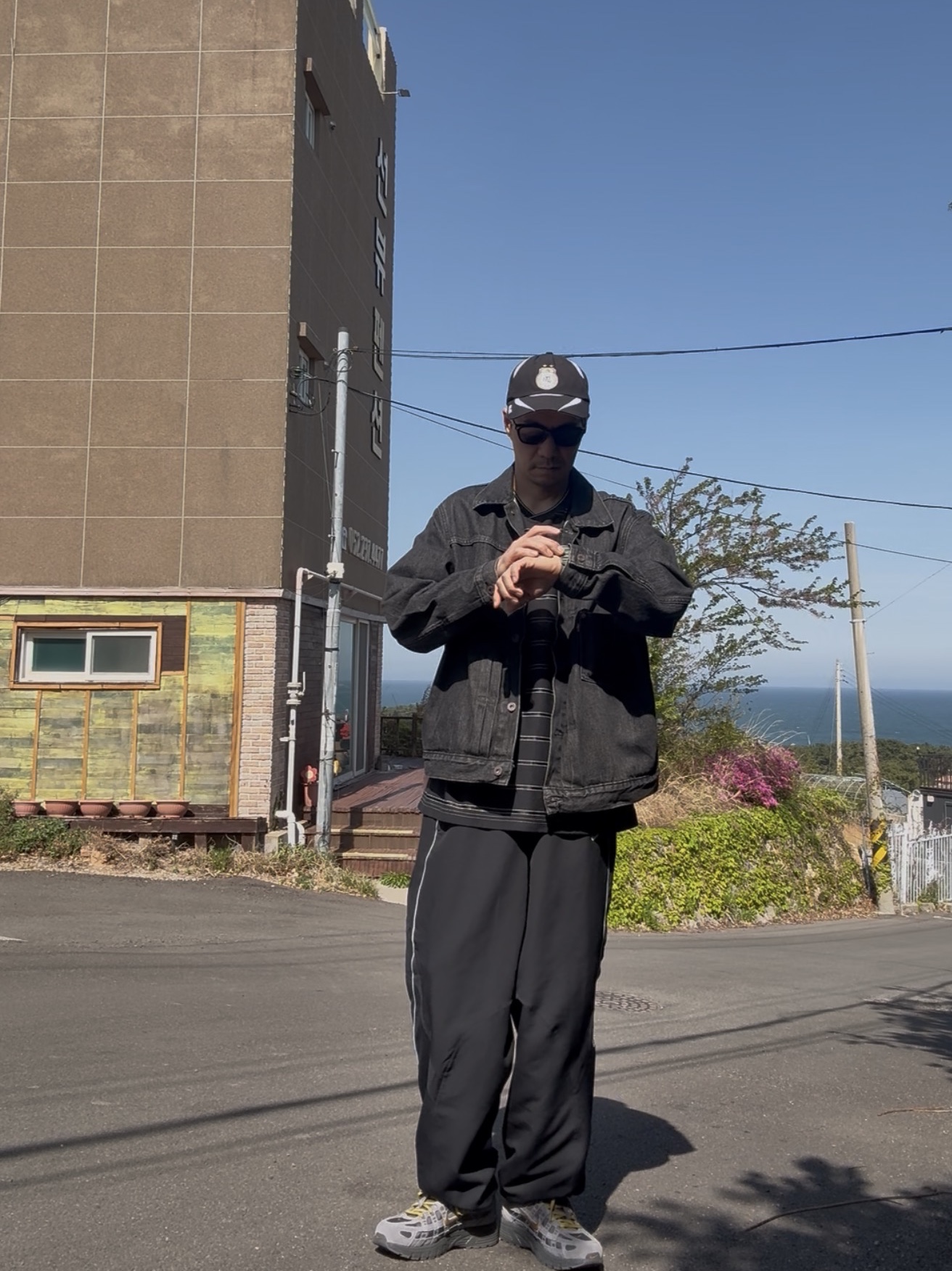 Palace Pro Shell 6-Panel Black - 23FW, Supreme x Umbro Stripe Soccer Jersey Black - 25SS 착용 스타일 - 1