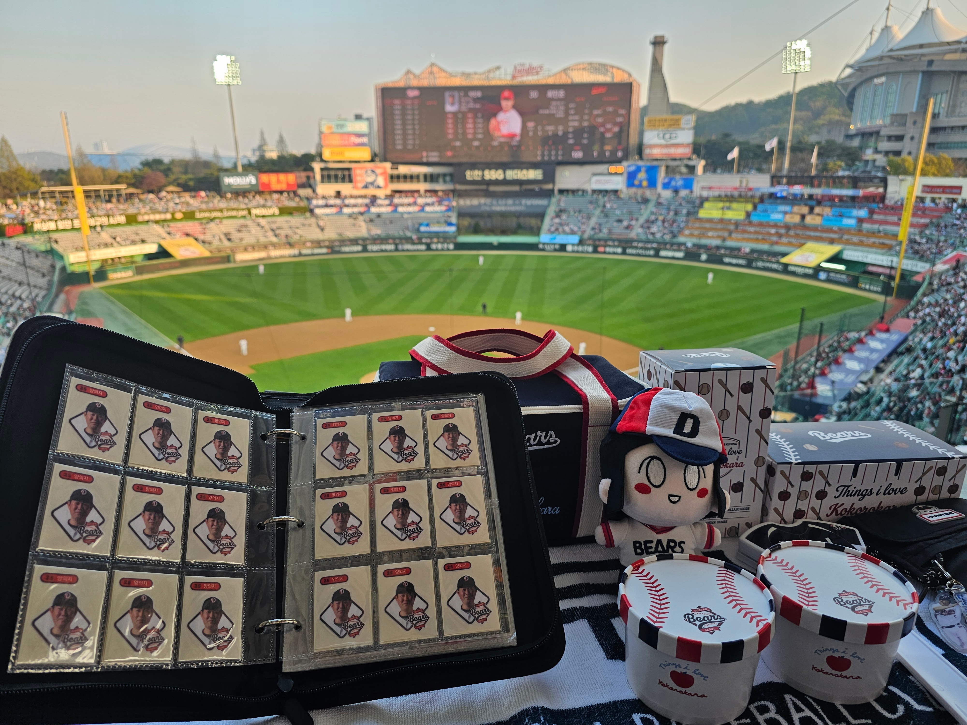 [KREAM 단독] Doosan Bears x Kokorokara Hustle Pudding 2pcs & Kokoro Bear Keyring & Cooler Bag Full Set 착용 스타일 - 3