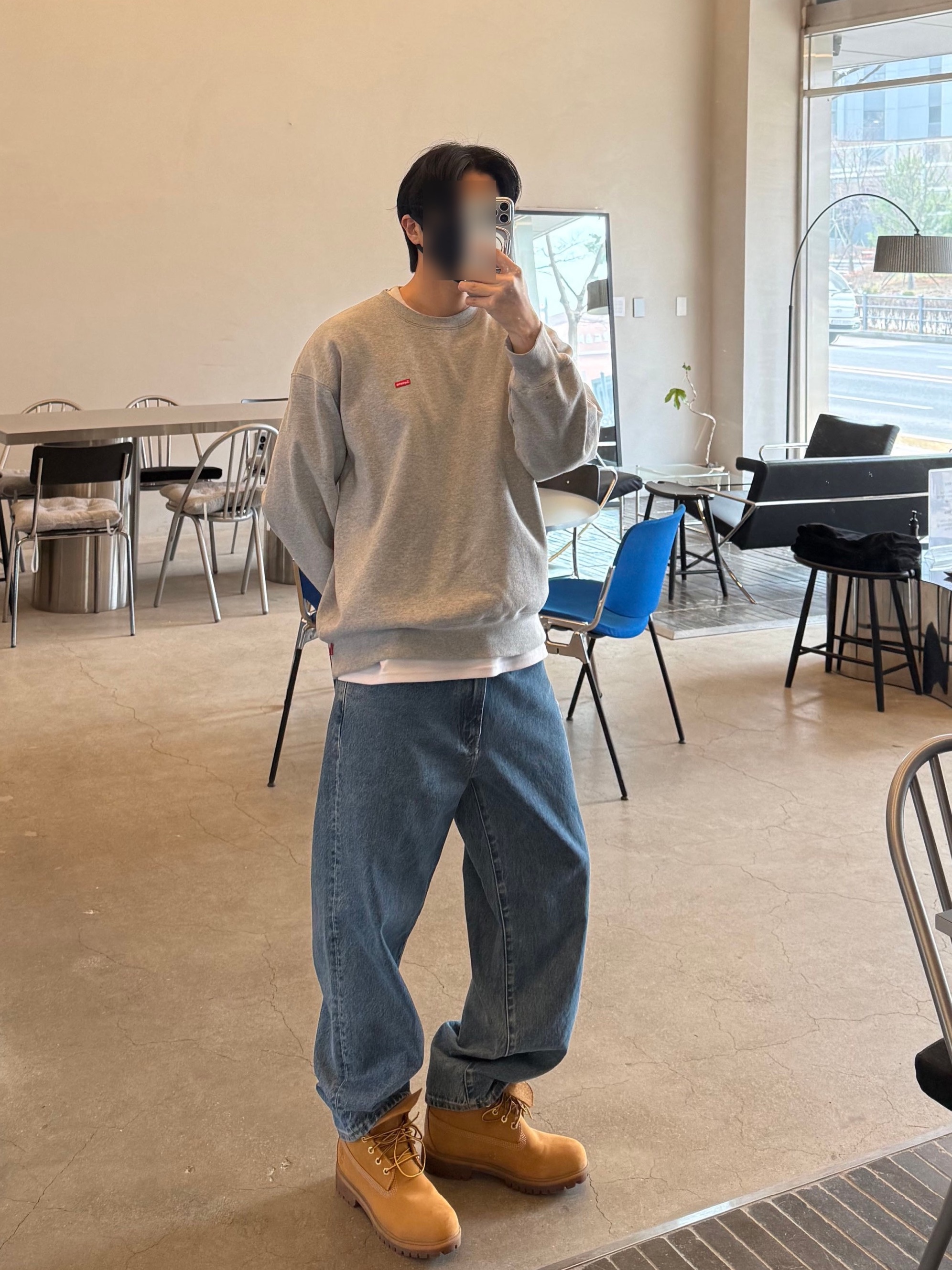 Supreme Small Box Crewneck Heather Grey - 25FW, Supreme Baggy Jean Washed Indigo - 24FW 착용 스타일 - 2