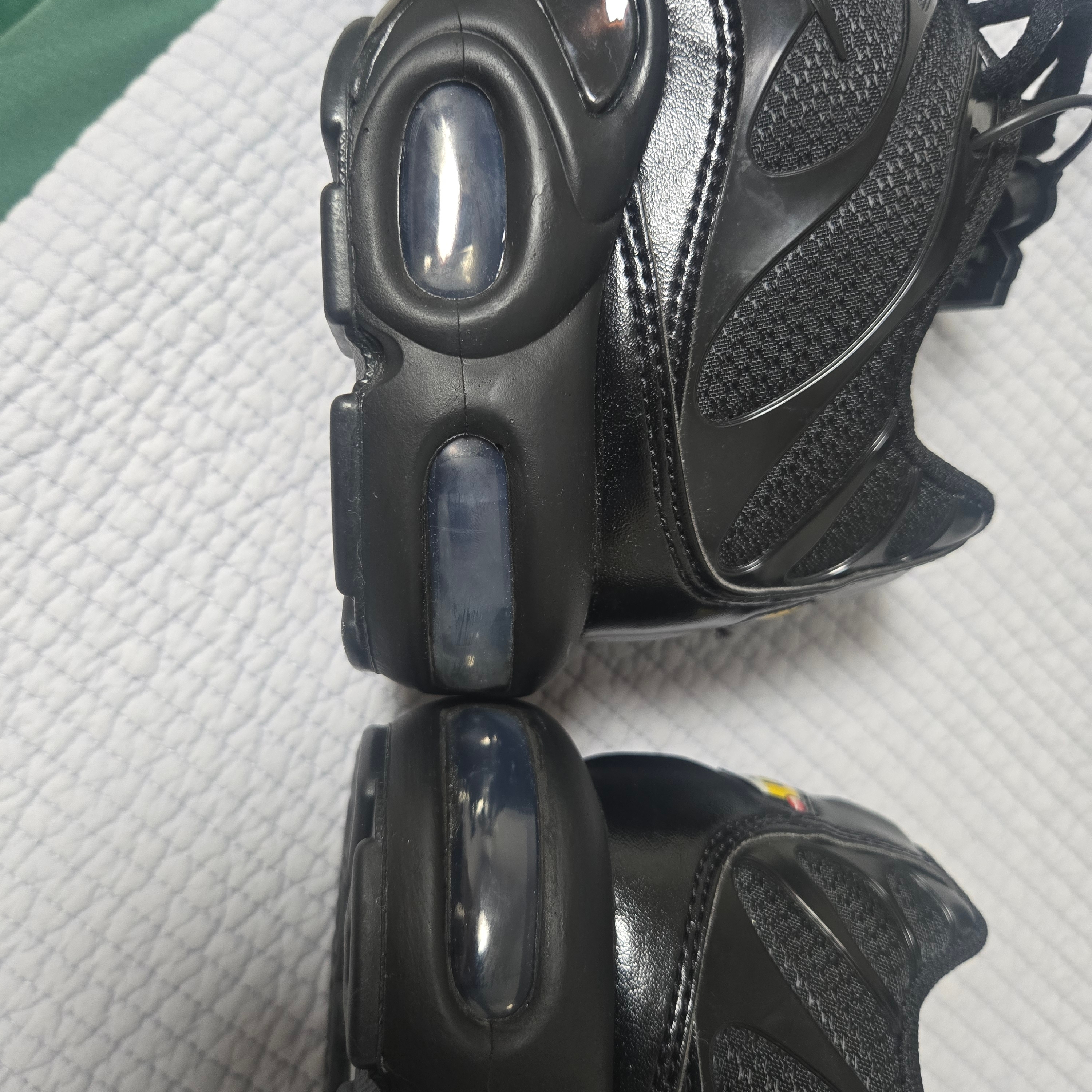 Nike Air Max Plus Triple Black 착용 스타일 - 1