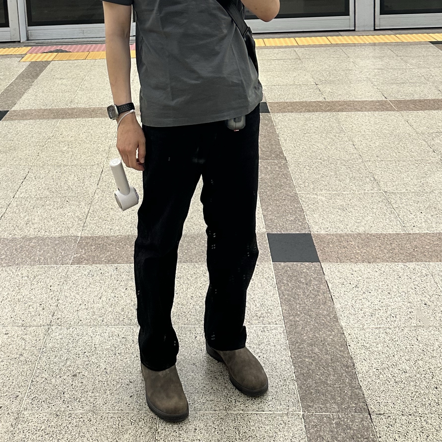 BLUNDSTONE Classics 585 Chelsea Boots Rustic Brown 착용 스타일