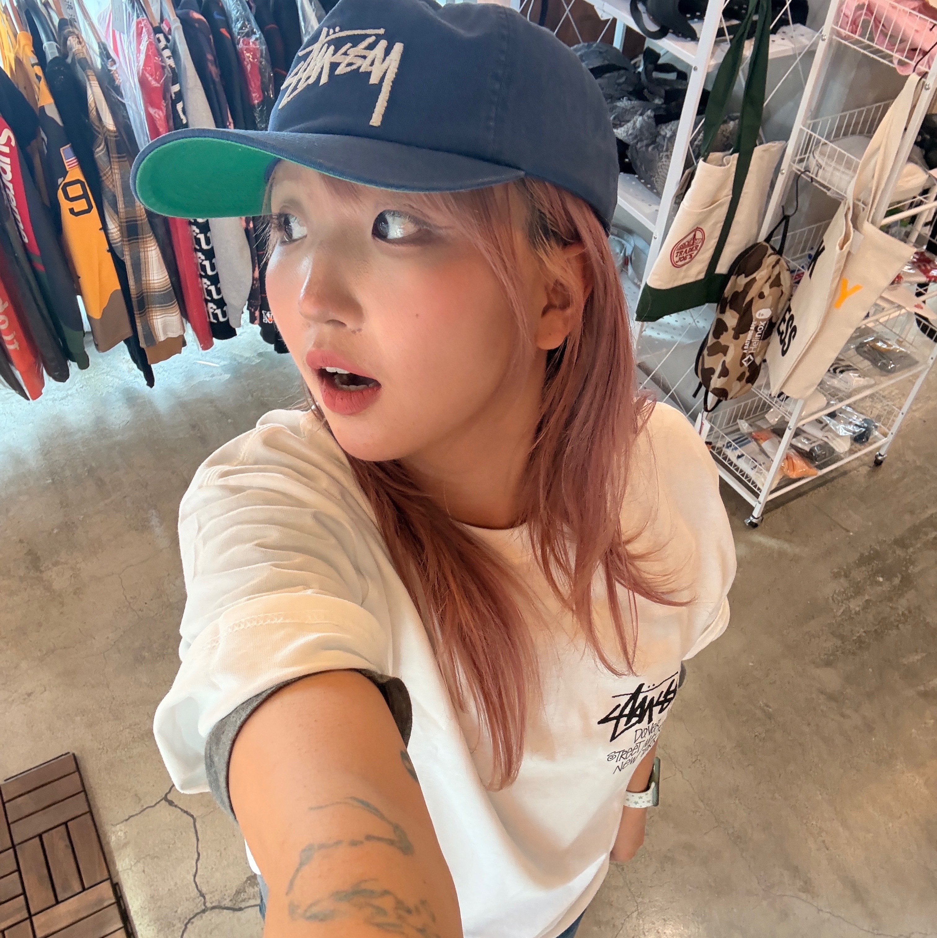 Stussy Stock DSM New York T-Shirt White 2024, Stussy Mid-Depth Big Stock Snapback Deep Blue 착용 스타일 - 3