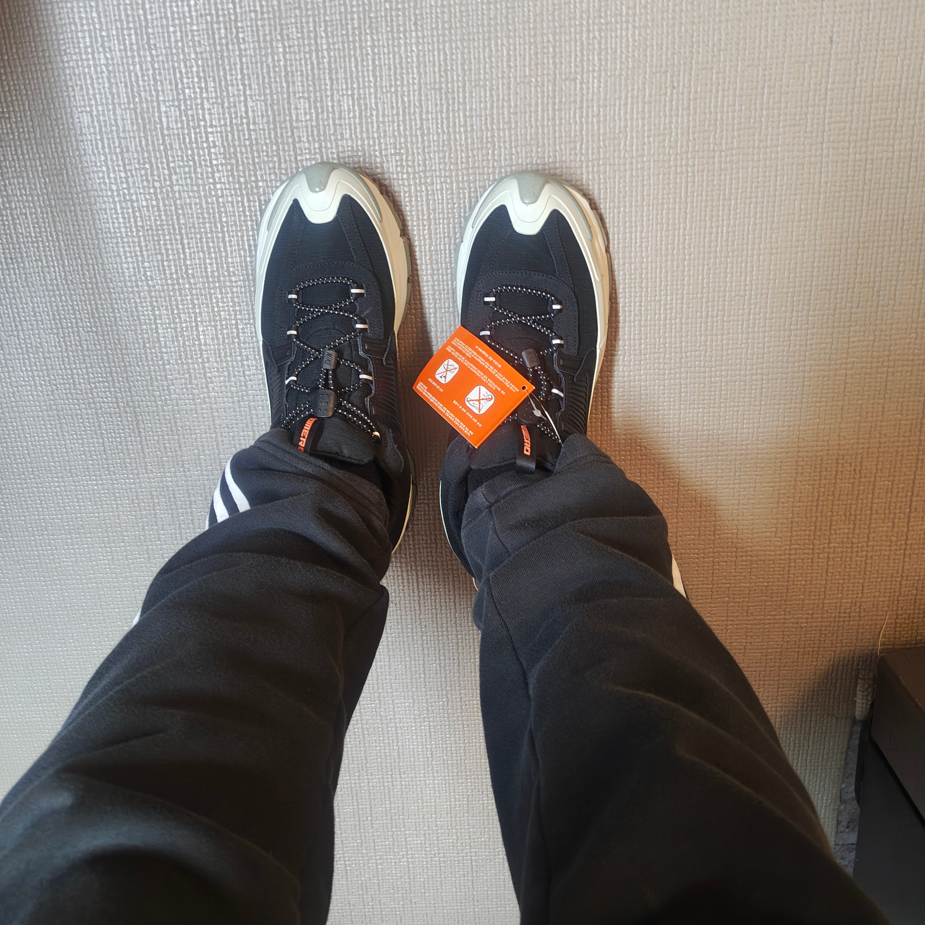 Nike Zoom Vomero 5 Roam Black Light Silver 착용 스타일 - 1