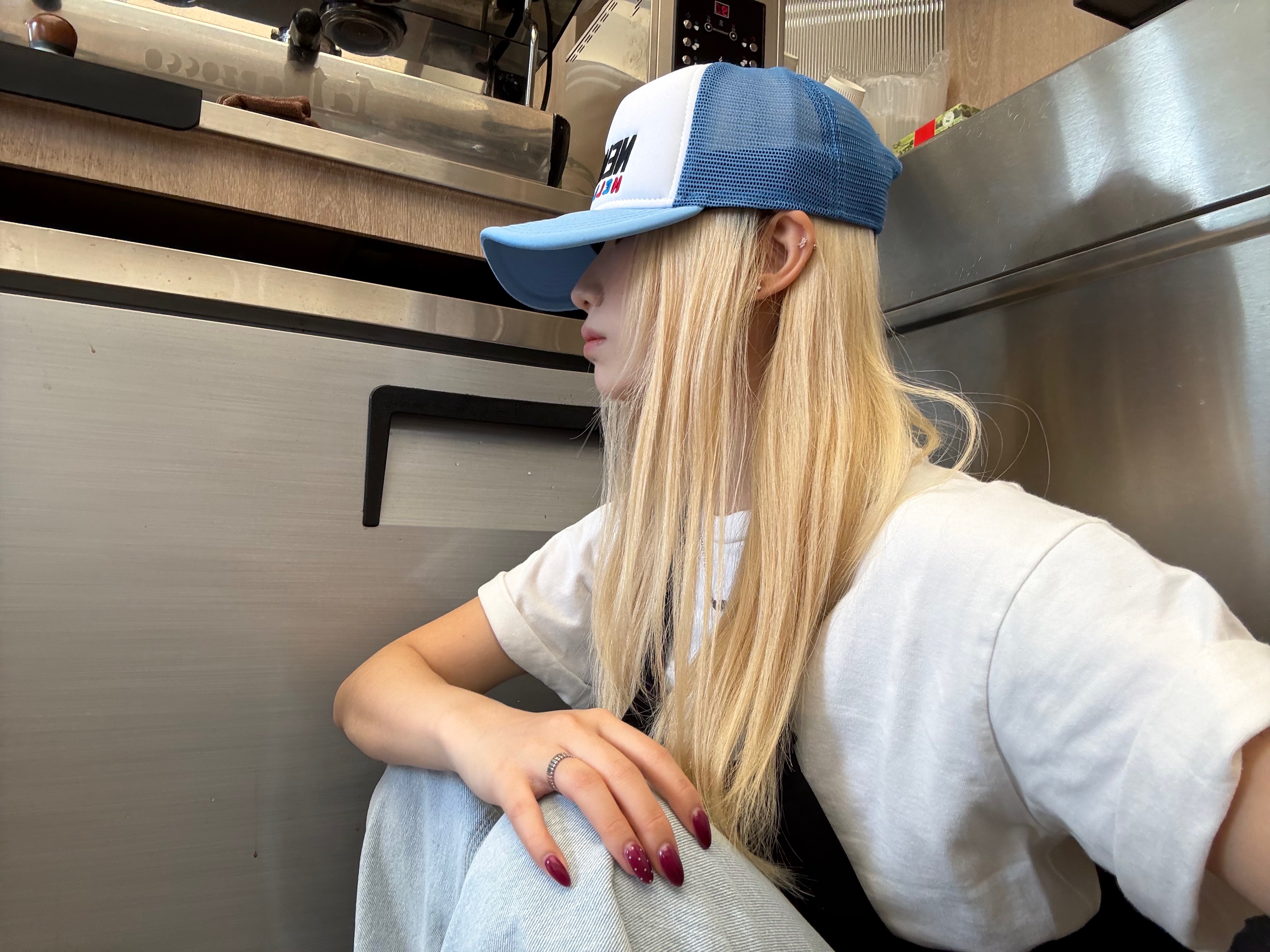 New Era x Hello Kitty A-Frame Trucker Ball Cap Air Force Blue, New Era x Hello Kitty A-Frame Trucker Ball Cap Black 착용 스타일 - 1