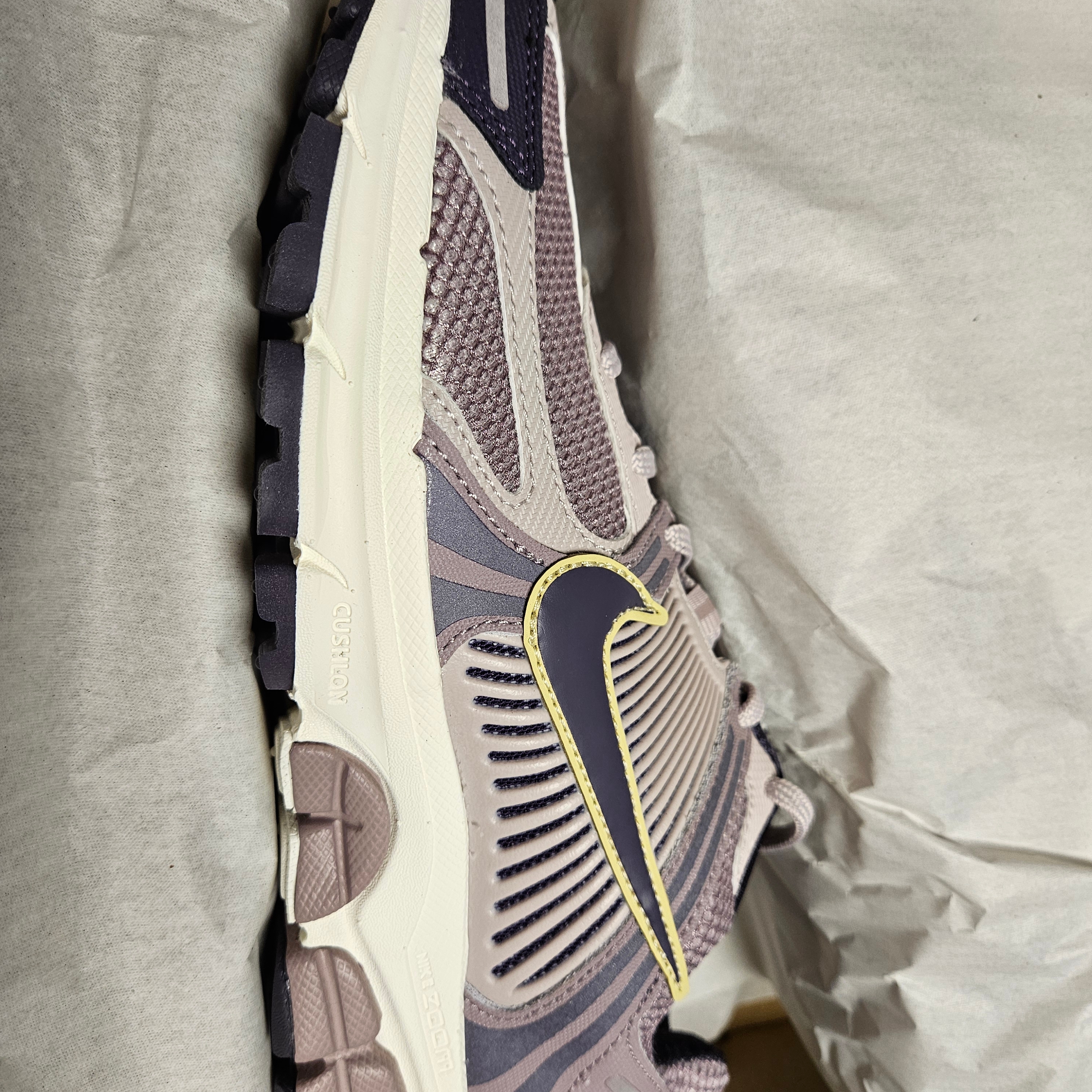 Nike Zoom Vomero 5 Platinum Violet Dark Raisin 착용 스타일