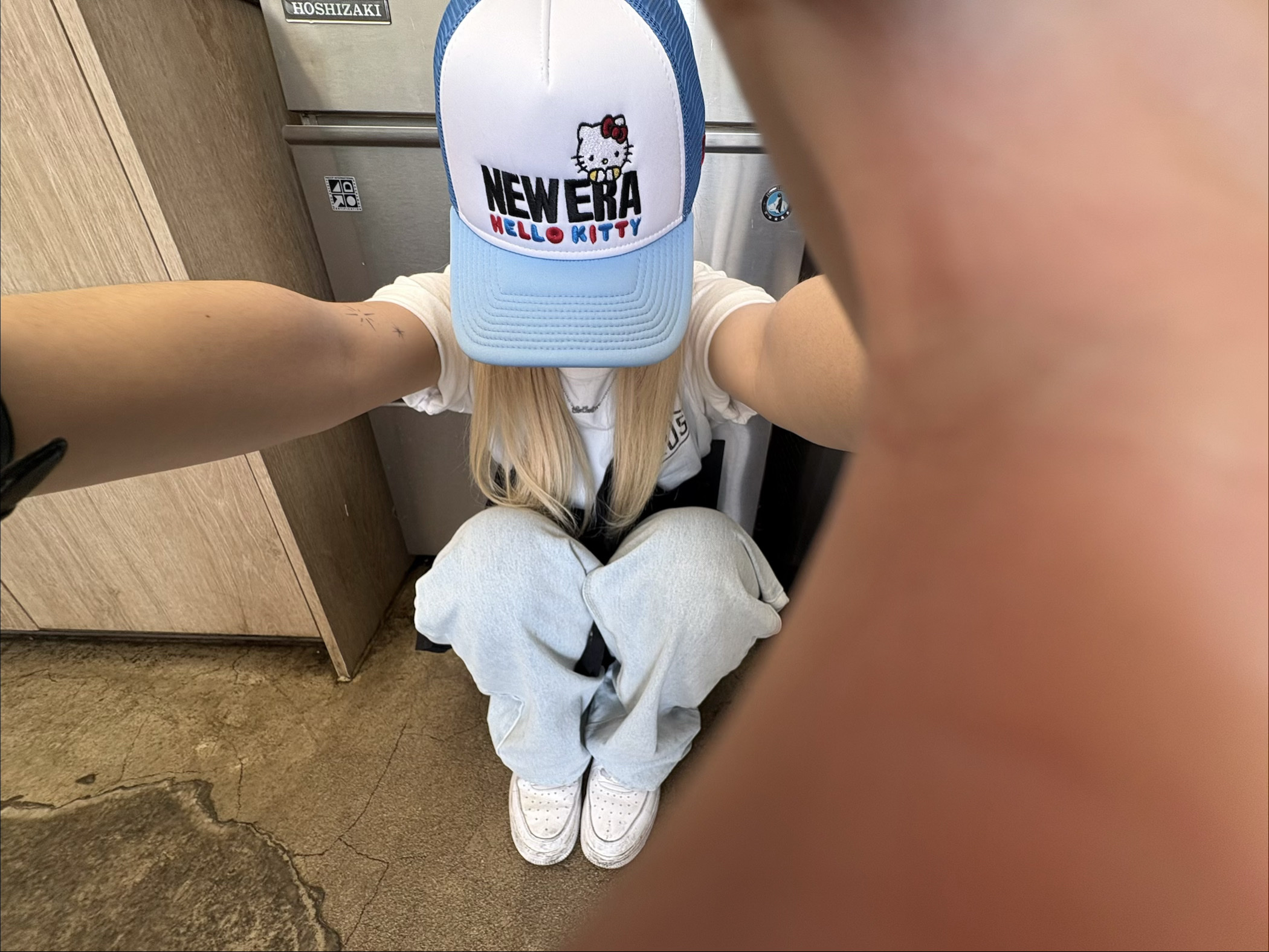 New Era x Hello Kitty A-Frame Trucker Ball Cap Air Force Blue, New Era x Hello Kitty A-Frame Trucker Ball Cap Black 착용 스타일 - 2