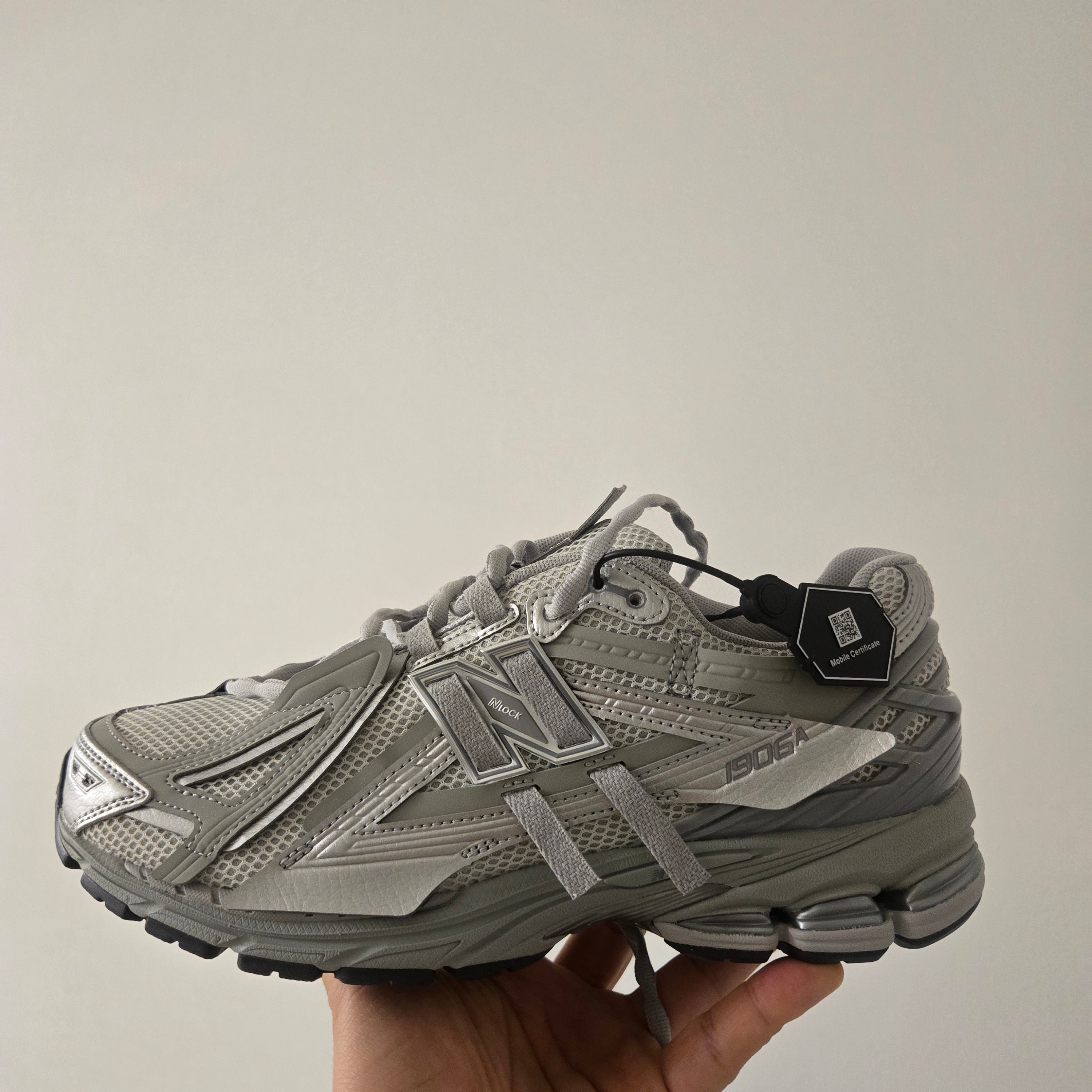 New Balance 1906A Concrete Silver Metallic 착용 스타일