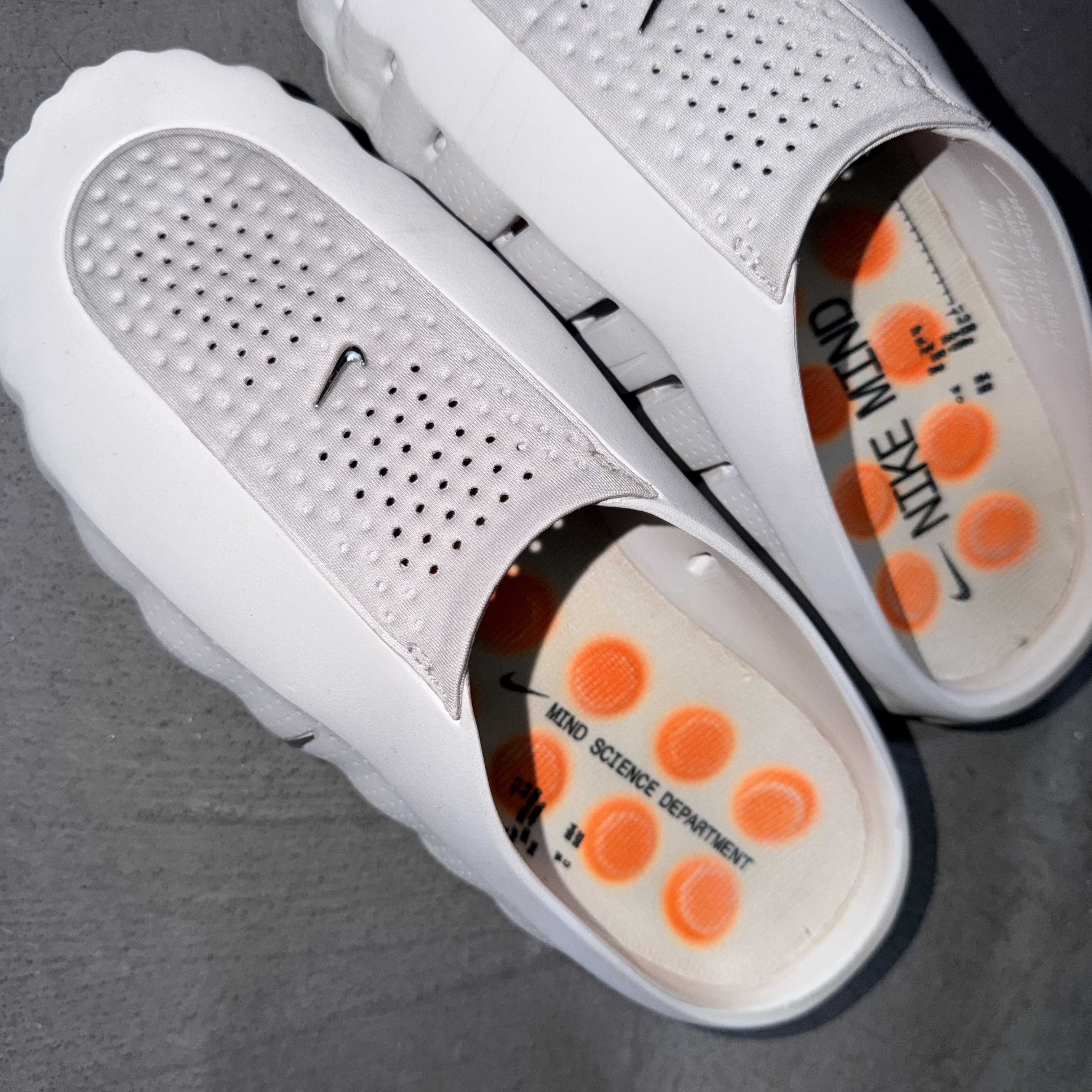 Nike Mind 001 Light Smoke Grey Chrome 착용 스타일