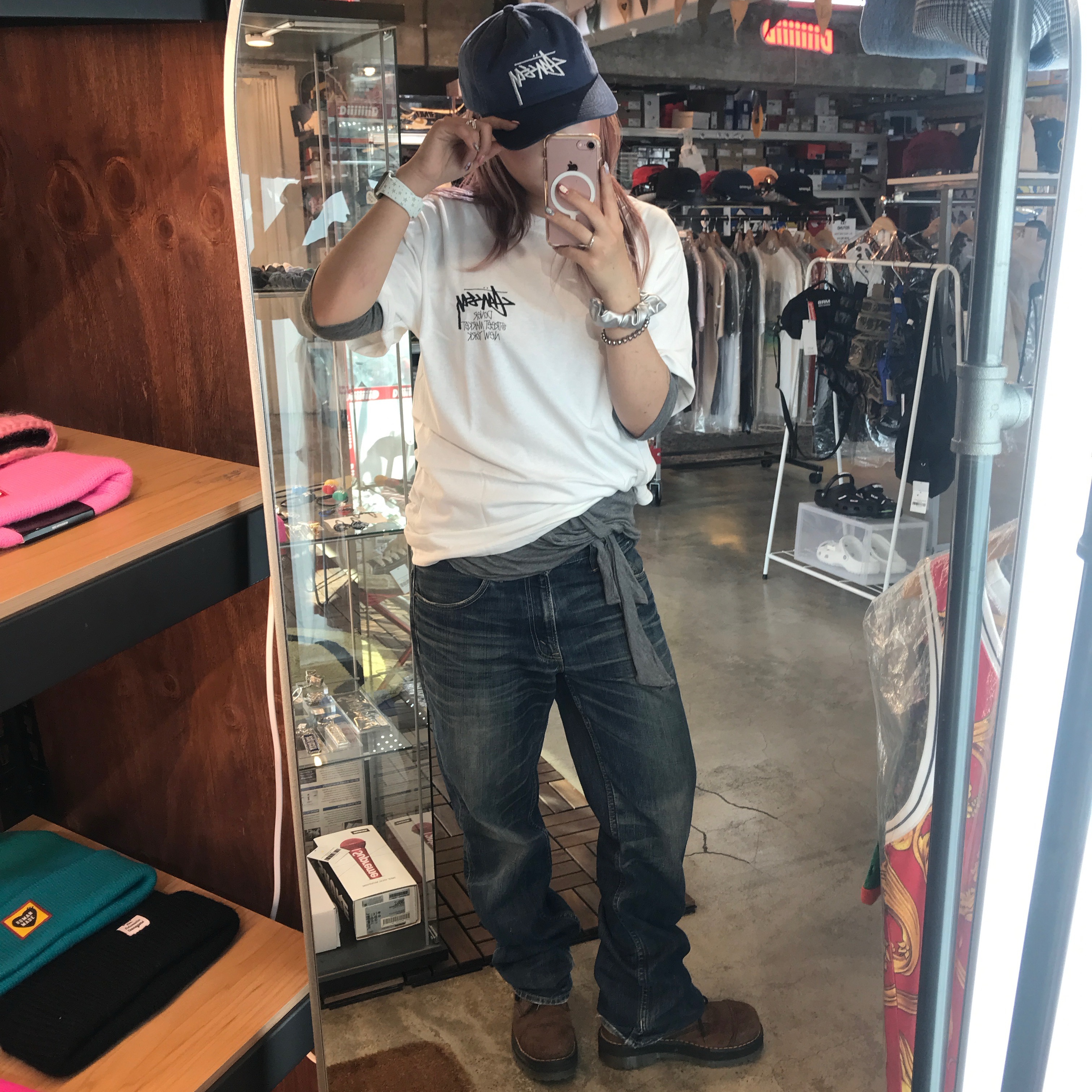 Stussy Stock DSM New York T-Shirt White 2024, Stussy Mid-Depth Big Stock Snapback Deep Blue 착용 스타일 - 1