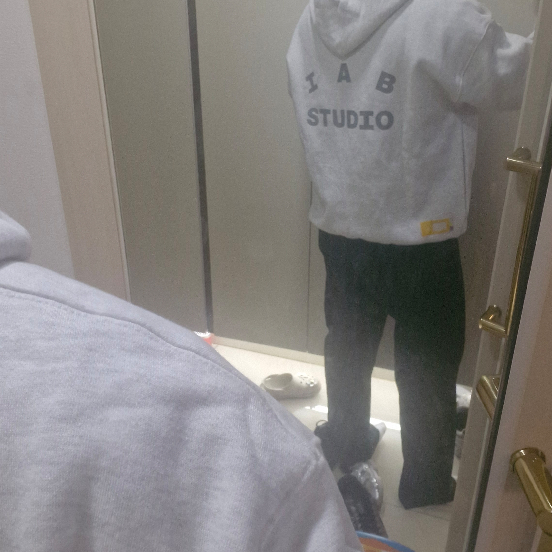 IAB Studio Hoodie Light Gray 착용 스타일